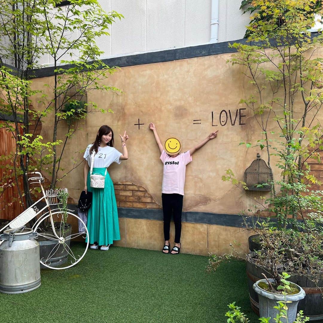 開高明日香のインスタグラム：「夏の愛しい想い出🍉🌻  軽井沢からの山名湖へ。 こちらよりマイナス10度ほど涼しくて、過ごしやすくて心地よかった🩵  今回は甥っ子くんも一緒❤️  ぐんぐん背も伸びていて、私が抜かされるのも時間の問題🙄  叔母ばかだけど。。。 本当に頭がキレて、この年で既に頼れちゃう🩷 そして、何より誰に対してもホントと〜っても優しい🥹  楽しかったな❤️  甥っ子くん、富士山よりも高く⁉️ジャンプしました😋  #人生初のUFOキャッチャーで #見事キャッチしちゃう甥っ子くん #近くにおられた見知らぬ方達もみんなで拍手 #なんだかほっこり幸せ気分❤️ #人生で初めてバッタを捕まえて #バッタの足が折れちゃって #何度もバッタに謝る甥っ子くん #あぁ可愛い❤️」
