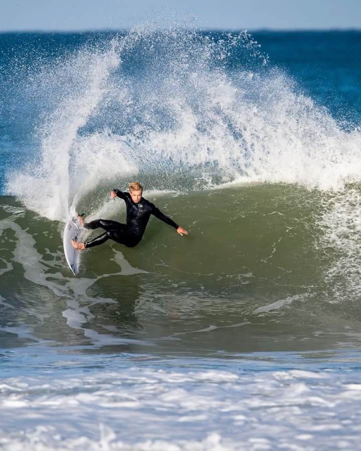 ビラボンのインスタグラム：「Make the best wetsuits. Be good to the ocean ♻️  ノーベル賞を受賞した…ワンダフルな素材"Graphene"を使用したBillabong wetsuits は、驚異的な暖かさを約束します。You’ll be warmer, faster and longer ♨️  #BillabongWetsuits」