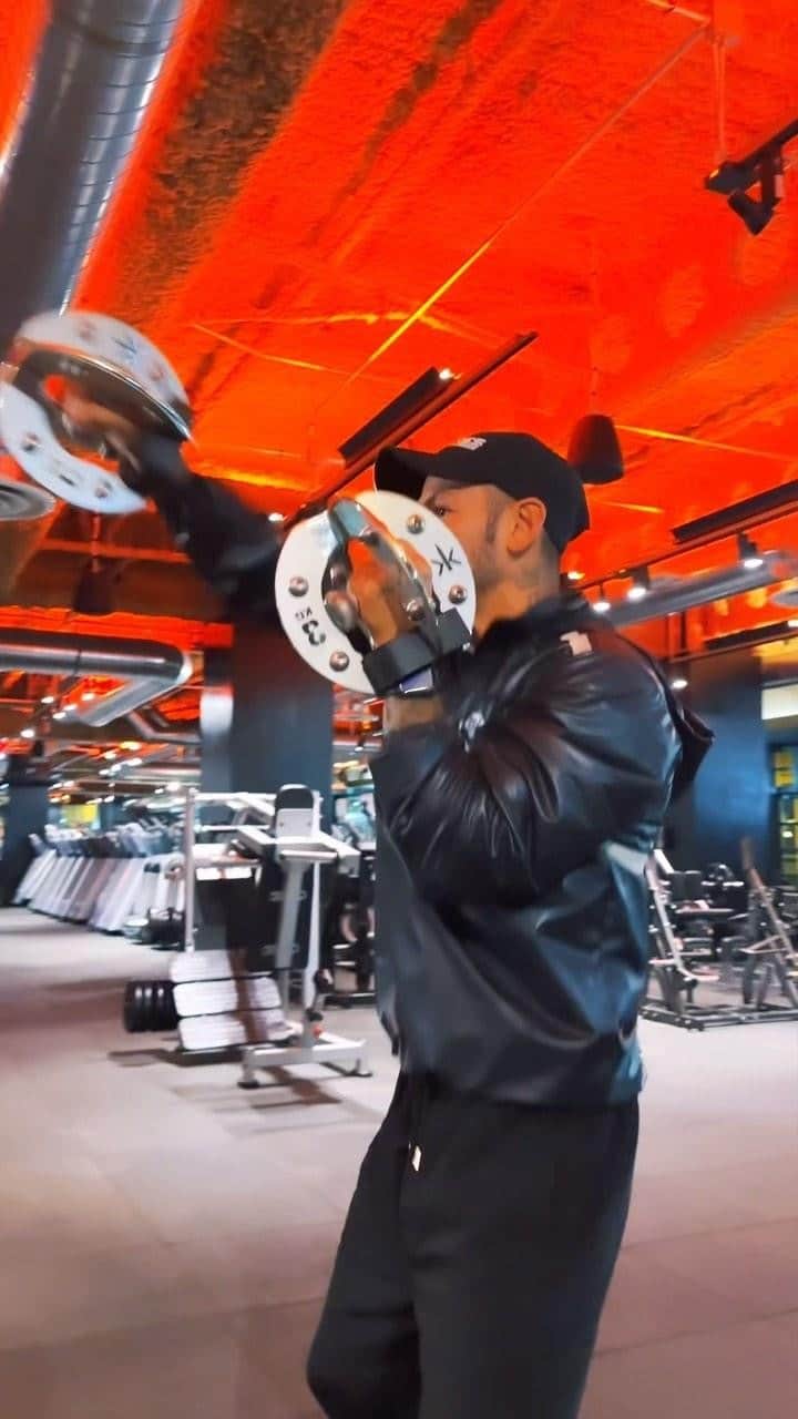 ホルヘ・リナレスのインスタグラム：「Elevating my workouts with the best of the best – @mpluss rock muscle!   With so many supplements on the market, you really have to chose the best. As an athlete, I choose M+S Supplements (founded by Doctors) Knowing that my supplements are rigorously tested for safety and and quality. This ensures I’m fueling my body with the best, giving me the edge I need to perform at a higher level.🏆💪」