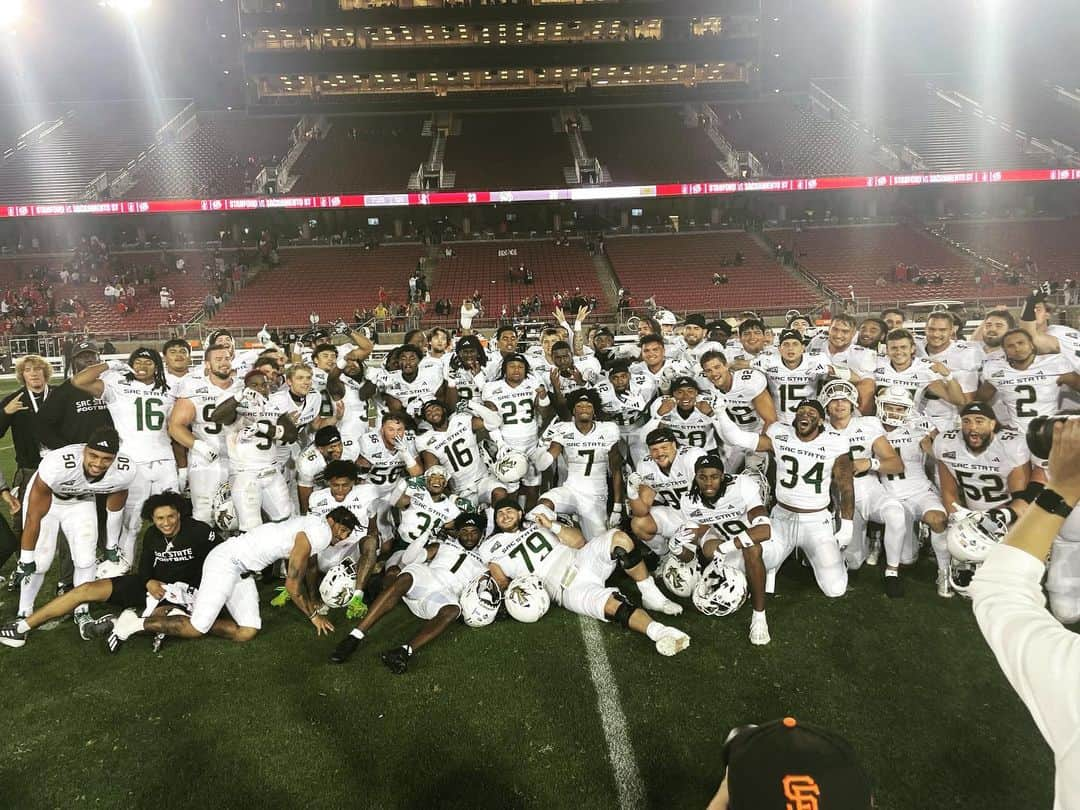 ジョー・カーナハンのインスタグラム：「Had to post this! My Alma Mater, @sacstate goes into “The Farm” and upsets the heavily favored Stanford Cardinal! What a game! Congrats boys! #stingersup #greenswarm」