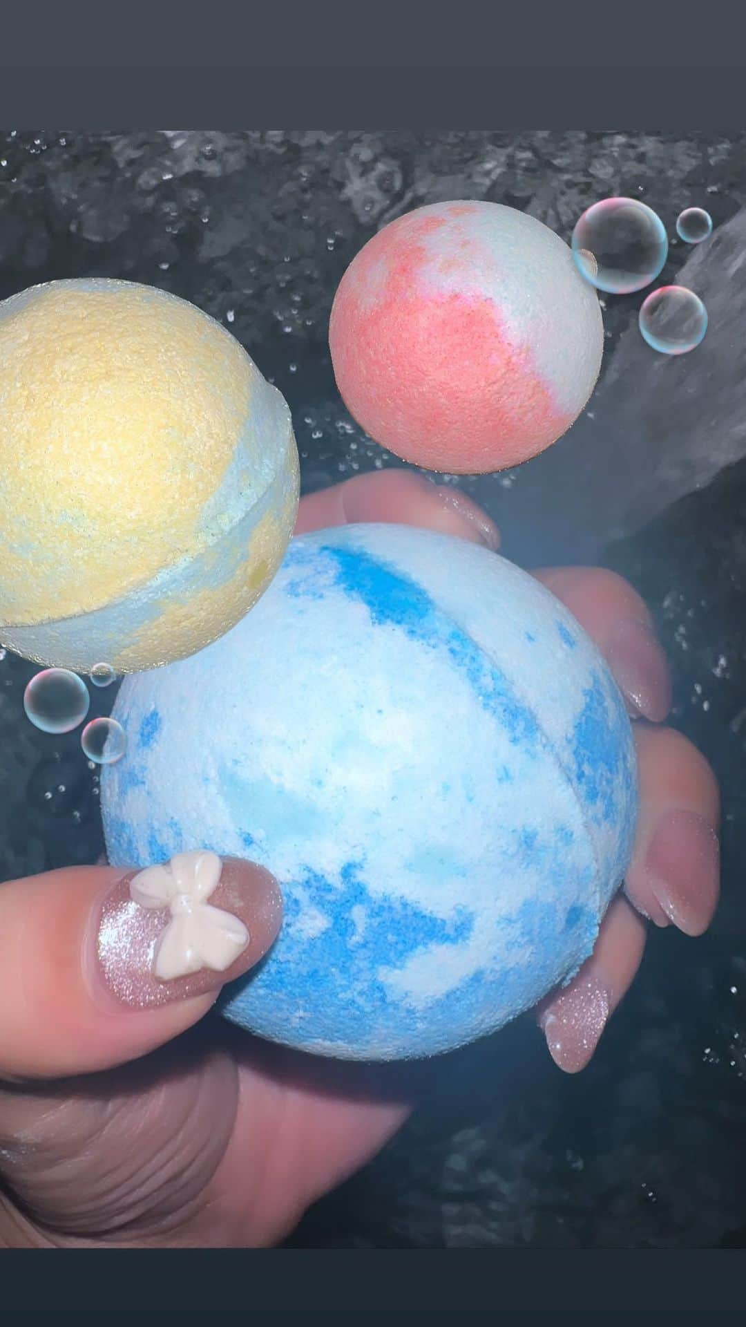 一木美里のインスタグラム：「@laundryou_jp sparkling bath bomb🛁🫧🩵💛🩷  スキンケア効果のあるバスボム🩵見た目も可愛くて、香りもとってもいいの✔︎ストックするバスグッズに追加🤍  #laundryyou#韓国コスメ#ランドリーユー#バスボム#バスタイム美容」