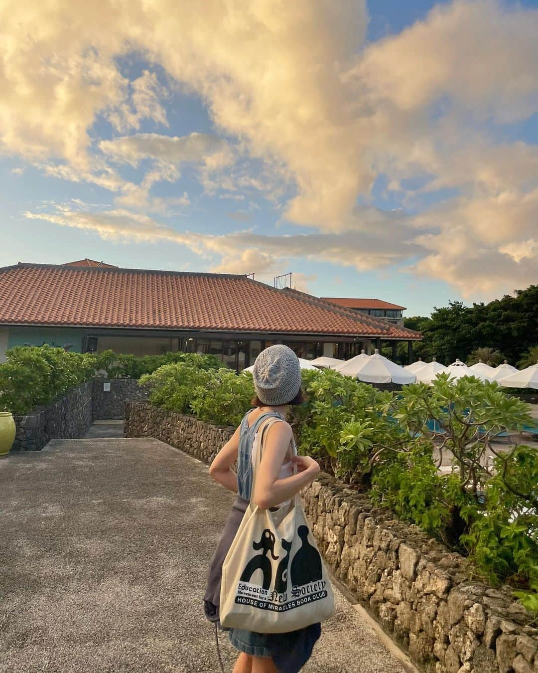 垣内彩未のインスタグラム：「遅めの夏休みで 初めての石垣島へ🌴🌺✈️  最高だったー！  今回の宿は @clubmedkabira 🐚  オールインクルーシブで、 滞在中お財布要らずのノンストレスで、宿泊費だけでなく、滞在中の食事や飲み物、アクティビティ、年齢に合わせたキッズプログラムなども含まれていて、とにかくラク！🥺 レンタカーも用意したけれど 2泊3日、結局ホテルから出ずに過ごしました🤣  我が家の👧🏻👦🏻は 本当に水遊びを愛しているので 一日中ビーチとプールを大満喫。 あっという間に時間が過ぎていったよ🥺 海には本当にたくさんの魚がいて めちゃくちゃ癒された🐠  ホテルのスタッフさん達は 外国人の方も多く、 なんだか海外旅行に来た気分☺️ ずっと英語を学んでいる娘にも良い環境でした🌍  石垣島、また行きたい🏝️🥺  #クラブメッド #クラブメッド石垣島 #ClubMed #clubmedkabira」