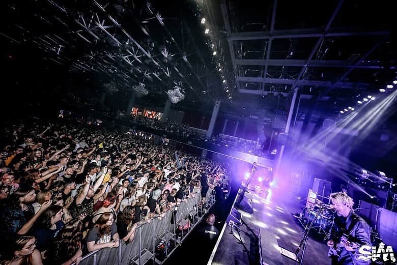 のインスタグラム：「🇺🇸Thank You Coca-Cola Roxy and Atlanta, GA!!!🇺🇸  【SETLiST】 1. Get Up, Get Up 2. TxHxC 3. KiSS OF DEATH 4. RED 5. Devil in Your Heart 6. BASEBALL BAT 7. The Rumbling 8. KiLLiNG ME 9. f.a.i.t.h https://open.spotify.com/artist/2BM933ADIluGGrPBOhPgIt?si=XV3gY0u0QnK2ousJUkWiTA  Photo by @koheisuzukiphoto   #SiMUSTOUR #JackpotJuicer」