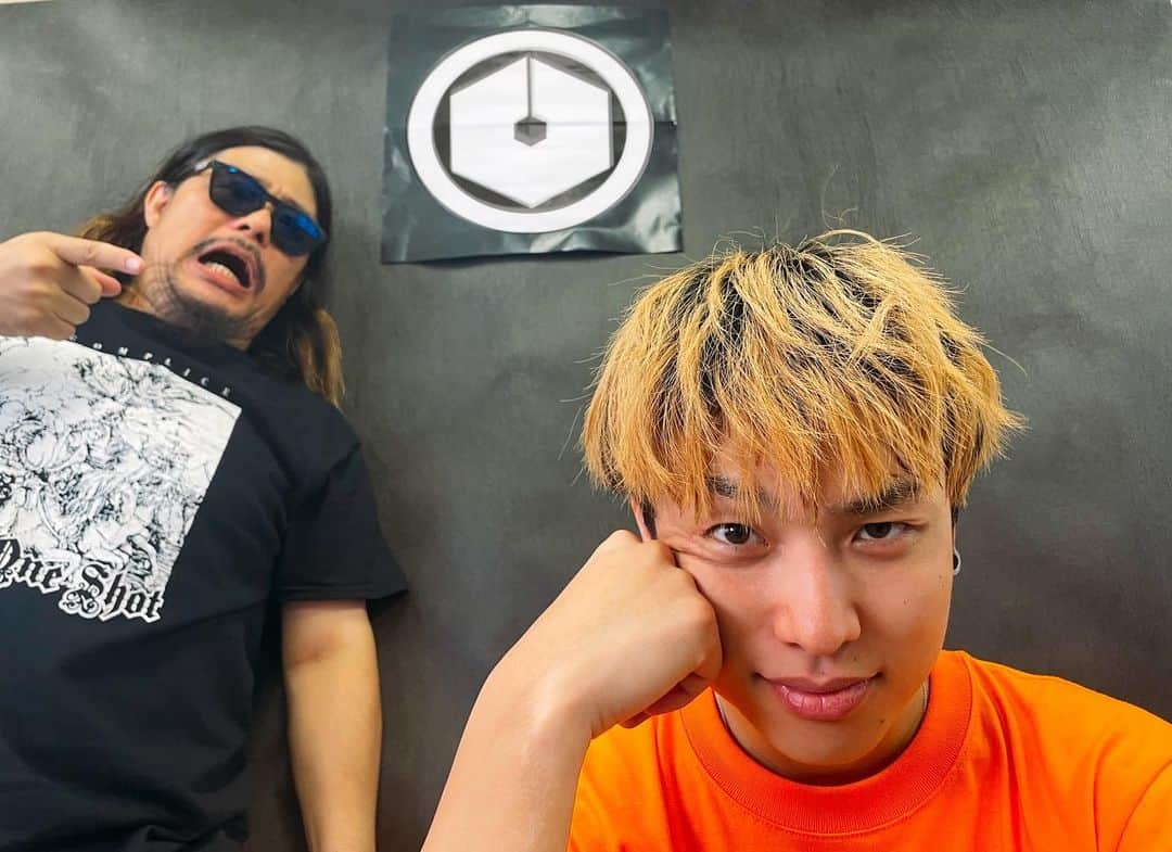 マキシマム ザ ホルモンのインスタグラム：「『WILD BUNCH FEST.2023』より、VIVANT考察班各位。  何気なく入った #SaucyDog の楽屋で、私の目に飛び込んできたのは乃木家の家紋。 つまり、テントのマーク……。  テントと乃木家のルーツは島根県。 そしてSaucy Dog 石原慎也も島根県出身。  一体これは……。  今夜遂に最終回を迎える #VIVANT 全ての謎は今夜、終着。  byダイスケはん  #マキシマムザホルモン #サウシー #ワイバン #wbf」