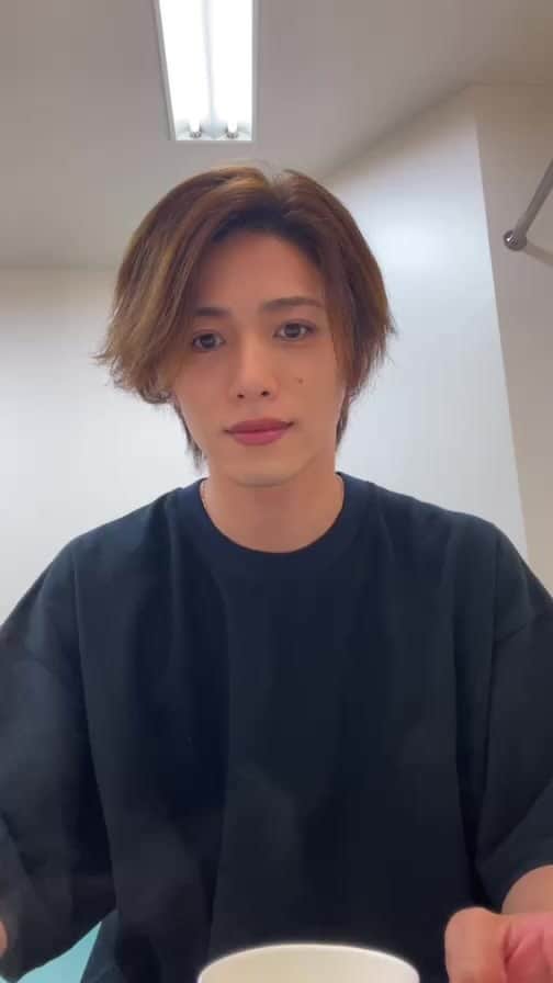 のインスタグラム：「真顔のカバー写真にしました！ ご視聴ありがとうございました！！ この後も良い時間をお過ごしください☕️ アーカイブ1日残しておきます😌」