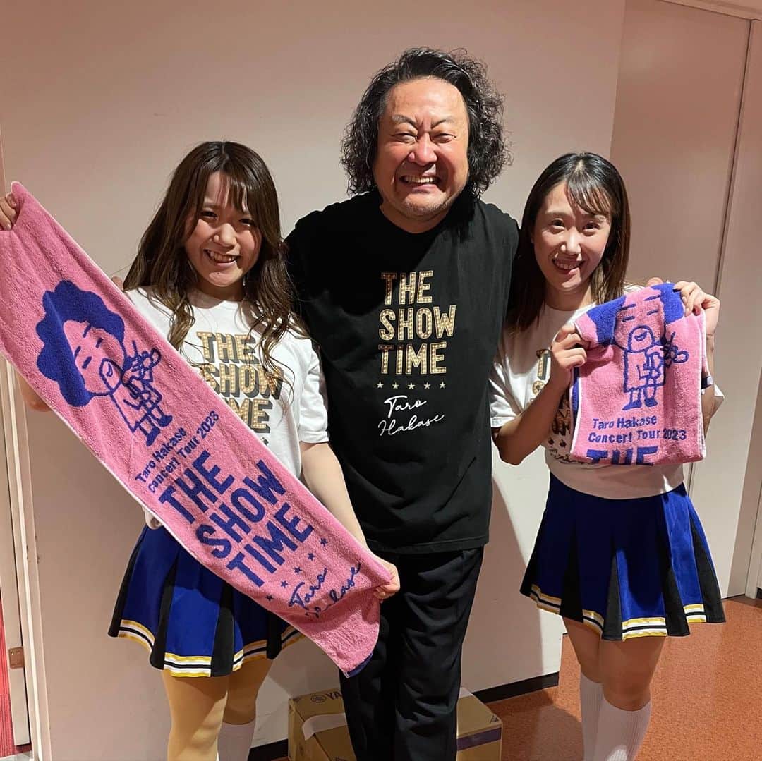 葉加瀬太郎のインスタグラム：「葉加瀬太郎コンサートツアー2023 THE SHOW TIME 昨日の山形公演にいらして下さった皆さまありがとうございました。 楽しかったね〜！ オープニングからノリノリの手拍子で盛り上げて頂き最高のお客様でした👍 ハカセンスが華やかに客席を彩っていてきれいね。 山形のTHE SHOW TIMEシスターズも元気いっぱいで最高でした。毎回地元のチアガールが参加してくれてま〜す。  葉加瀬太郎のSHOW TIME、 本日は郡山でお待ちしていま〜す👋 ホールの裏側に停まってるツアートラックも見にきてね！  #葉加瀬太郎 #葉加瀬太郎コンサートツアー2023 #THE SHOW TIME #山形」