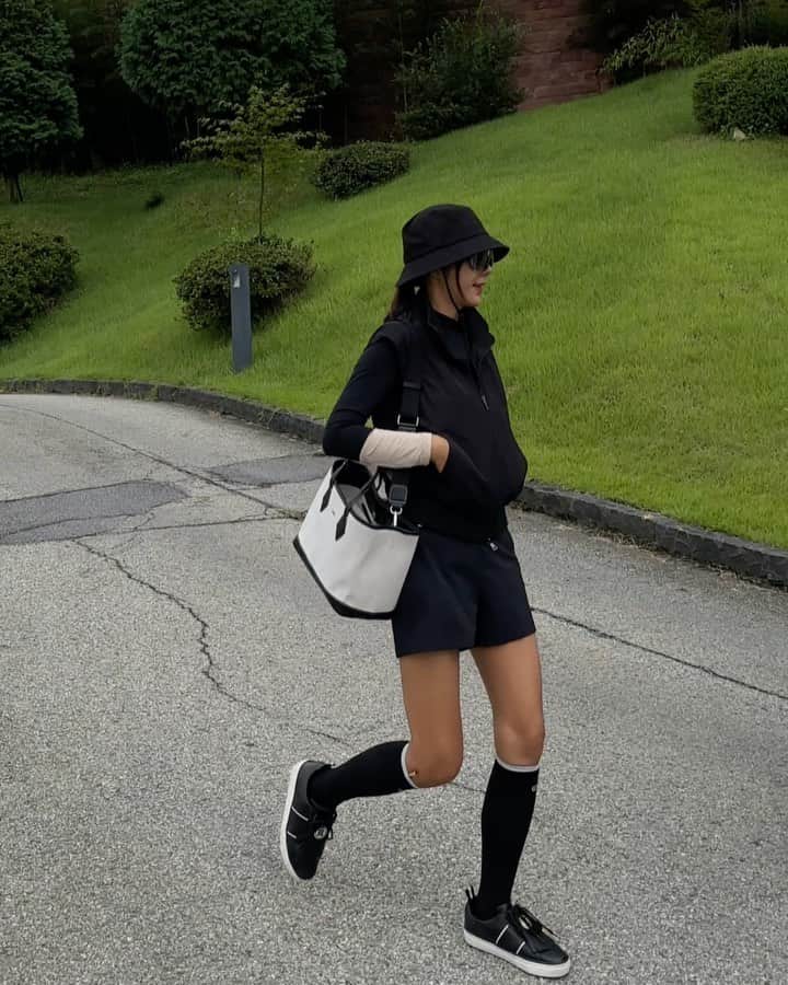 キム・ジュニのインスタグラム：「아침 8시티업이였는데 눈뜨니 6시30분😱 부랴부랴 눈꼽만떼고 날아가니 8시40분 도착 ㅠㅠ 결국 5번홀을 점프하고 6번째 홀부터 쳤어요   너무 다행히 오늘은 남편과 2인 플레이여서 동반자가 없어 정말 다행이였어요😩  지금까지 이렇게 늦은적 없었는데 눈떠서 진짜 얼마나 놀랐는지 휴..!  그래도 오늘 포디 신상입고 옷 예쁘다고 칭찬 많이 받아서 좋았어요 히히  이번 팝업때 가장 인기많았던 에센셜베스트와 컬러배색베이스레이어 블랙컬러 조합🖤 딱 요로케 구입하신 분들 많으시쥬?  오늘 제가 입은 베이스레이어는요  99.9% UV차단에 땀흡수도 너무 좋은  Made in Italy “Radilon”원단으로 만들어져 살에 닿는 감촉이 진짜 미쳐버려요 ㅠㅠ  우리 지퍼팬츠랑도 찰떡이니깐 요 코디로 꼬옥 입어보세요😚  그리고 카트에 쏘옥 들어가는 수납 넉넉한 카트백도 내일 만나요(예약배송) (영상과사진속 가방은 샘플이라  사이즈가 살짝 다른데요 메인보다 폭이 조금 넓어요, 메인 제품은 탄탄하고 사이즈도 딱 좋으니 걱정마세요!)  포디 fw온라인런칭은 내일 월요일 오전 11시 포디 홈페이지에서 구매하실수 있어요!  @fordi.club」
