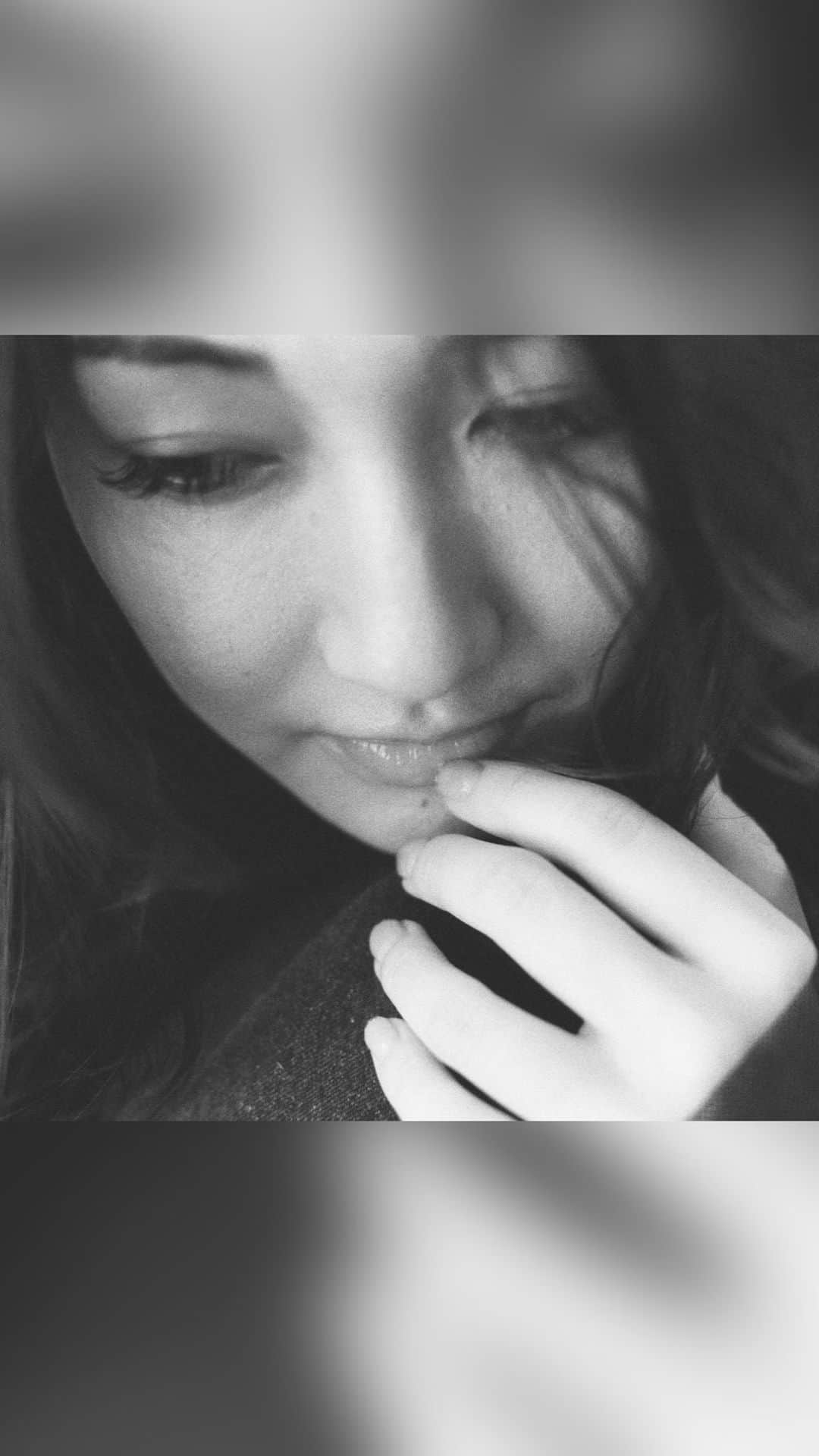 黒川沙良のインスタグラム：「⋆┈┈┈┈┈┈┈┈┈┈┈┈┈┈┈⋆  〝 𝐒 𝐞 𝐜 𝐫 𝐞 𝐭  𝐂 𝐚 𝐥 𝐥〟  今回ヴィジュアルも一新しようと 仲良しの @kwiae530 に相談して アートディレクションをお願いしました❣️ おきえのセンスがめちゃくちゃ光ってます✨⚡️  アー写、ジャケ写真はともに カメラマンさんは @nanono1282 さん📷 ヘアメイクさんは @karly0420 さん💄  初めてご一緒させて頂いて フィーリングもバッチリすぎて✨🫶 私の"こんなふうに出来たら良いな"を 遥かに上回る素晴らしい写真とメイクで 本当に最高の撮影になりました🫶☺️ ありがとうございました😆🩷  実は他にも沢山撮ったのー🥳 お楽しみに〜❣️  art direction @kwiae530  hairmake  @karly0420  photographer @nanono1282   ⋆┈┈┈┈┈┈┈┈┈┈┈┈┈┈┈⋆  これからも沢山の方に 〝 𝐒 𝐞 𝐜 𝐫 𝐞 𝐭  𝐂 𝐚 𝐥 𝐥〟 が届きますように𓂃𓈒𓏸︎︎︎︎  - - - - - - - - - - - - - - - - - - - - - -   2023.9.1  Out Now ... 🍯  〝 𝐒 𝐞 𝐜 𝐫 𝐞 𝐭  𝐂 𝐚 𝐥 𝐥〟  プロフィールリンク🔗から 各配信先に飛べます✨️  - - - - - - - - - - - - - - - - - - - - - -   #黒川沙良  #SecretCall」
