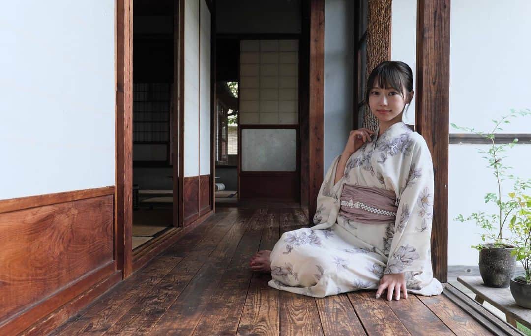城戸ひなののインスタグラム：「* 縁側で…😌 . . *  #浴衣女子  #縁側  #古民家  #レトロな雰囲気  #被写体  #ポートレート  #リクエスト撮影  #美女  #モデル  #レースクイーン  #팔로우미  #粉我  #人像攝影  #yukata  #kimono  #asiangirls  #racequeen  #model  #good_portraits_world」