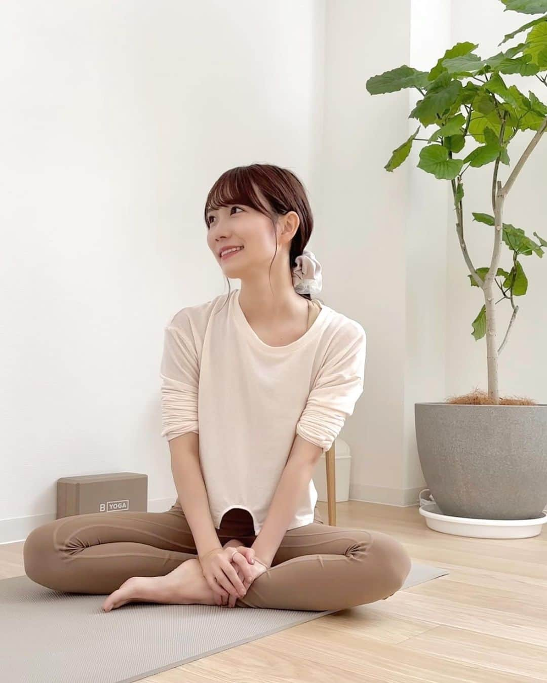 江嶋綾恵梨のインスタグラム：「今日も今日とて、ヨガと共に。🧘🏻🕯️ ⁡ 最近、hurmth会員様が少しずつ増えてきていて 本当に嬉しいです…♡ ⁡ ドロップインや体験レッスンでの参加も 以前と比べると倍になって、私が伝えたいヨガが 徐々に皆さんに届き始めているのかな〜と思うと とても幸せな気持ちになります𓉞 ⁡ 先日、私ごとではありますが レッスンリピート率85%を達成しました💮 お客様の身体や心に寄り添ったレッスンを第一に ヨガについても日々追求しながら 毎回のレッスンがイベントのように楽しい！と 思っていただけるように、これからも精進します。 ⁡ いつも本当にありがとうございます💐 ⁡ さてさて… 10月のレッスン予約スタートしました𓂃 今日は、私の担当クラスを紹介します🧺 ⁡ 【癒えるキャンドルヨガ】 《運動量 ★★☆》 毎週水曜 19:00~20:00 毎週木曜 20:30~21:30 毎週土曜 18:00~19:00 \10月限定 ハロウィン仕様🎃/ ⁡ 【癒えるお香ヨガ】 《運動量 ★★☆》 毎週水曜 17:00~18:00 毎週木曜 10:00~11:00 毎週土曜 12:00~13:00 毎週日曜 10:00~11:00 \10月限定 金木犀の香り🌛/ ⁡ 【メンズヨガ】 《運動量 ★★☆》 毎週日曜 14:00~15:00(男性限定) ⁡ 【女性のためのリストラティブヨガ】 《運動量 ★☆☆》 毎週金曜 19:00~20:00(女性限定) ⁡ 【お香リストラティブヨガ】 《運動量 ★☆☆》 毎週土曜 16:00~17:00 (男性限定) 🆕10月から 第1,3土曜 16:00~17:00(男性限定) 毎週金曜 20:30~21:30(男性限定) ⁡ 🆕【癒える日本茶ヨガ】 《運動量 ★☆☆》 第2土曜 16:00~17:15(男性限定) 第4土曜 16:00~17:15(女性限定) ⁡ 初回は、キャンドルヨガやお香ヨガがオススメ🔰 定員3名と少人数制なので安心してご受講いただけます☺︎ ⁡女性限定、男性限定クラスも☾ ⁡ 何か新しいことを始めてみたいな〜という方も大歓迎です！ 近日のレッスン空き状況は、ストーリーで毎日更新中📅 いつでもお待ちしております✌🏻 ⁡ _______________ ⁡ 🏠 〒107-0062 東京都港区南青山4丁目17-14 VALO南青山202  ヨガスペースhurmth ⁡ 🚃 表参道駅 A4出口 徒歩8分 銀座線 外苑前駅 | 千代田線 乃木坂駅 徒步10分 ⁡ 🏷️ 初回体験レッスン¥3,500 hurmthは、会員様の8割がヨガ初心者の方🔰 柔軟性や筋力に自信のない方も、男女問わず大歓迎です☺︎ ⁡ #癒えるヨガ #hurmth #ヨガ #ヨガスタジオ #ヨガレッスン #南青山 #表参道 #淡色ヨガスタジオ #淡色女子 #淡色コーデ #ヨガ初心者 #表参道ヨガ #南青山ヨガ #ヨガインストラクター #ヨガ講師 #ヨガのある暮らし #ヨガのある生活」