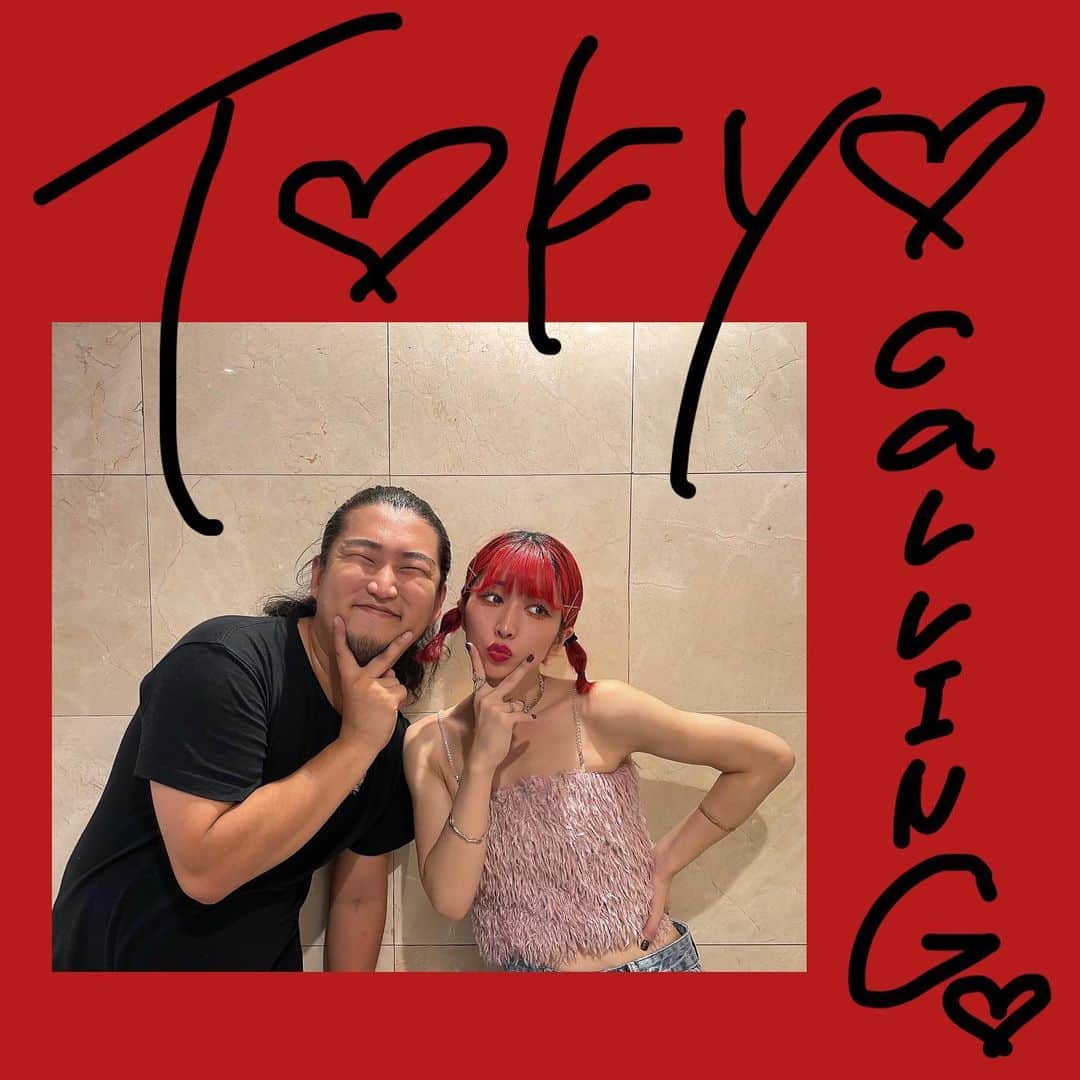 のインスタグラム：「TOKYO CALLINGありがとう~~!!  セ鳥🐥  リハ ライブ体操第一  1.おしり派 2.マッスルコール 3.daga 4.HBD己 5.胸元からニジマス 6.demo 7.AWA  これにてなかねのCALLING LIFE2023は完です🫰  CALLING TVのMCから始まり、ライブ、そして2日目のMC 長きにわたってトーキョーコーリングに関われて本当に楽しかった~!!  愛深いコーリングなので 新衣装おろしちゃいました。ペロ ぜんぶあっち見てるなぁ 左になんかあるのかなぁ」