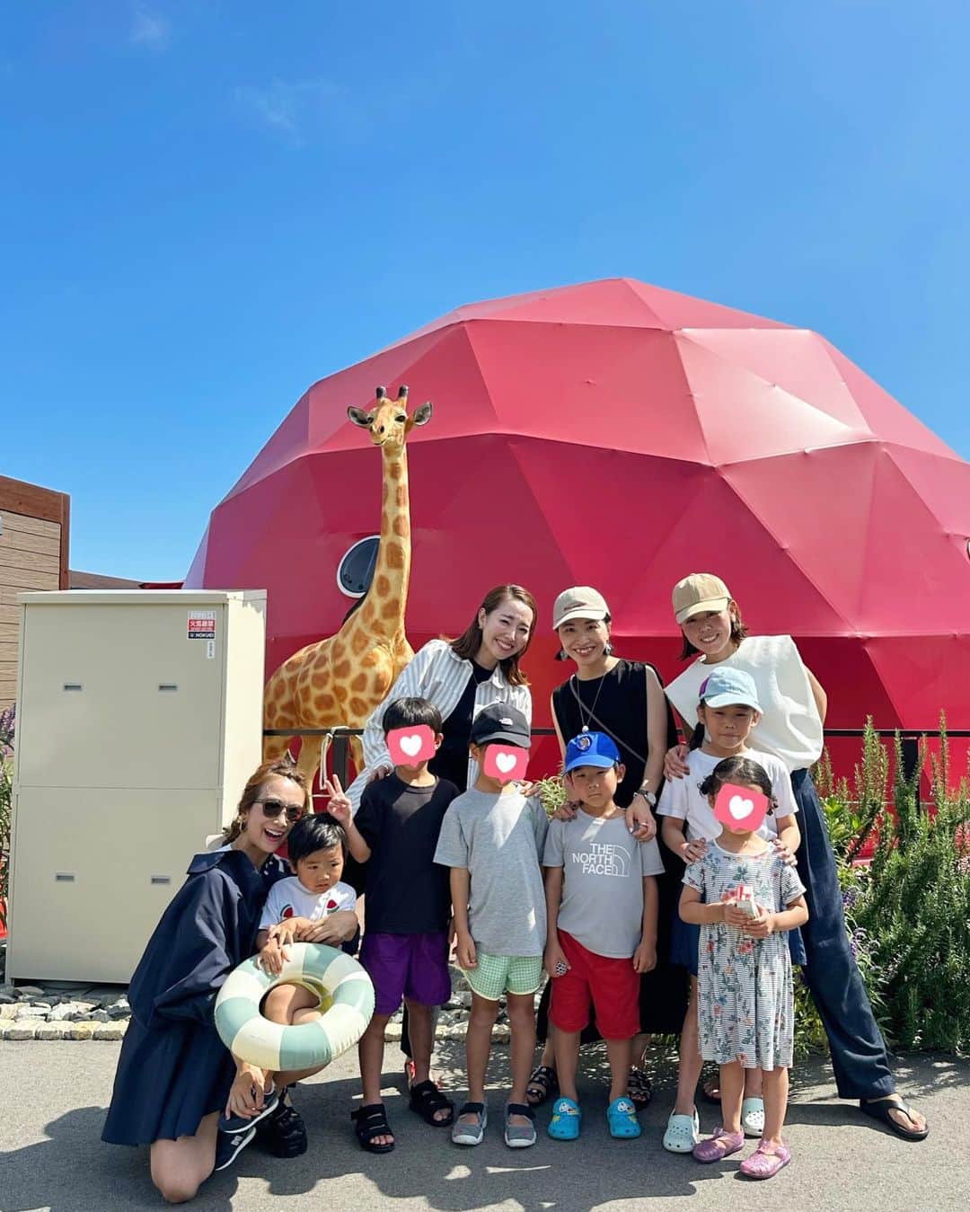 Mai Wakimizuのインスタグラム：「今回は初めてのグランピングでのお泊まり＼(^o^)／お部屋を開けた瞬間の子供達の反応が可愛過ぎた♡(2枚目)ハート型の映えプール、着いた時はギャルズちゃんがキャッキャ楽しそうに入っていて、その姿を男子ガン見。子供ながらに男心もってることに笑えた♡笑 夜は淡路牛のBBQ、朝はホットドッグでどれも美味しくてご飯のクオリティは想像以上でした♡ とりあえず子供達は永遠プール↔︎ジャグジーの繰り返し。ママ達は夜子供達を寝かしつけた後コーヒーとスイーツを持ってプールサイドでパックしながら夜更かし♡この時間を楽しみに日中頑張ったよね♡笑 夜更かしした分、翌朝の子供達の早起きは辛過ぎたけど。笑  #linkable#グランピングリゾートawaji#グランピング#淡路島」