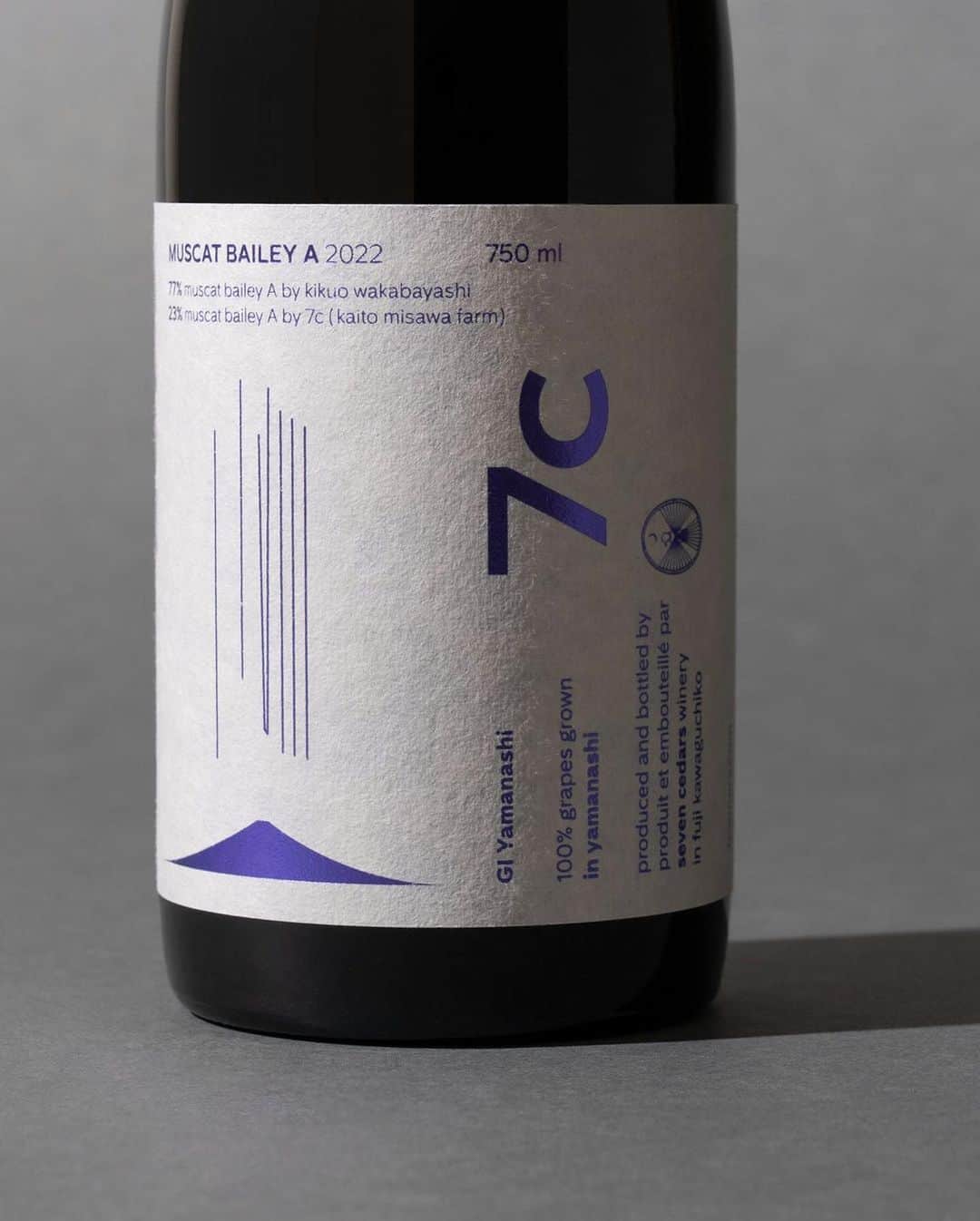 川上俊さんのインスタグラム写真 - (川上俊Instagram)「7c winery : branding & design by @shunkawakami + artless Inc. ・・・ 7c「マスカット・ベーリーA 2022」リリース @7cwinery_store @7cwinery   7c初の赤ワインを発売。質感のあるホワイトのペーパーにブルーとパープルの中間的な色の箔押しによるロゴやタイポグラフィ。第一弾は「マスカット・ベーリーA　2022」明日9月18日リリースです。https://www.7cwinery.com/  #7c #7cwinery #sevensedarswinery」9月17日 13時18分 - shunkawakami