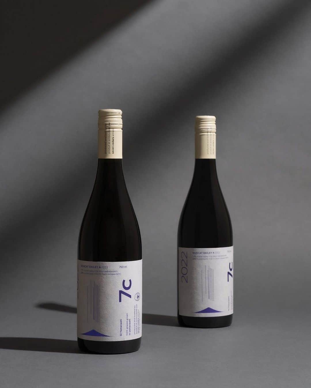 川上俊さんのインスタグラム写真 - (川上俊Instagram)「7c winery : branding & design by @shunkawakami + artless Inc. ・・・ 7c「マスカット・ベーリーA 2022」リリース @7cwinery_store @7cwinery   7c初の赤ワインを発売。質感のあるホワイトのペーパーにブルーとパープルの中間的な色の箔押しによるロゴやタイポグラフィ。第一弾は「マスカット・ベーリーA　2022」明日9月18日リリースです。https://www.7cwinery.com/  #7c #7cwinery #sevensedarswinery」9月17日 13時18分 - shunkawakami
