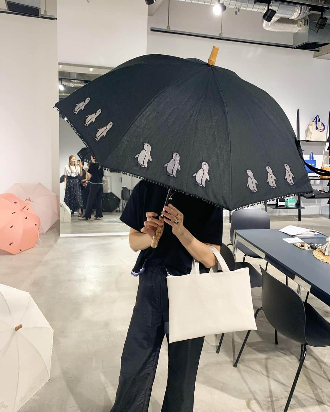 渡香奈さんのインスタグラム写真 - (渡香奈Instagram)「@demodeeofficial の可愛すぎる傘☂️💕コロンとしたフォルムにオリジナルの透かし刺繍にバンブーの柄があまりにも可愛くて使いやすくて涼しさに驚き、この夏デモデの日傘3本も買ってしまいました😆 今回はてるてる坊主のチャームがポイントの雨傘をオーダーしました🐸☔️ バッグチャームやブローチ、ペンギンTシャツなどデモデにしかないものがいっぱいで集めたいな〜💖 #demodee #umbrella #傘 #日傘 #モチーフ #チャーム」9月17日 13時20分 - kanarina1261