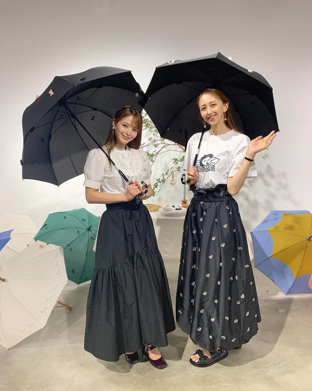 渡香奈のインスタグラム：「@demodeeofficial の可愛すぎる傘☂️💕コロンとしたフォルムにオリジナルの透かし刺繍にバンブーの柄があまりにも可愛くて使いやすくて涼しさに驚き、この夏デモデの日傘3本も買ってしまいました😆 今回はてるてる坊主のチャームがポイントの雨傘をオーダーしました🐸☔️ バッグチャームやブローチ、ペンギンTシャツなどデモデにしかないものがいっぱいで集めたいな〜💖 #demodee #umbrella #傘 #日傘 #モチーフ #チャーム」