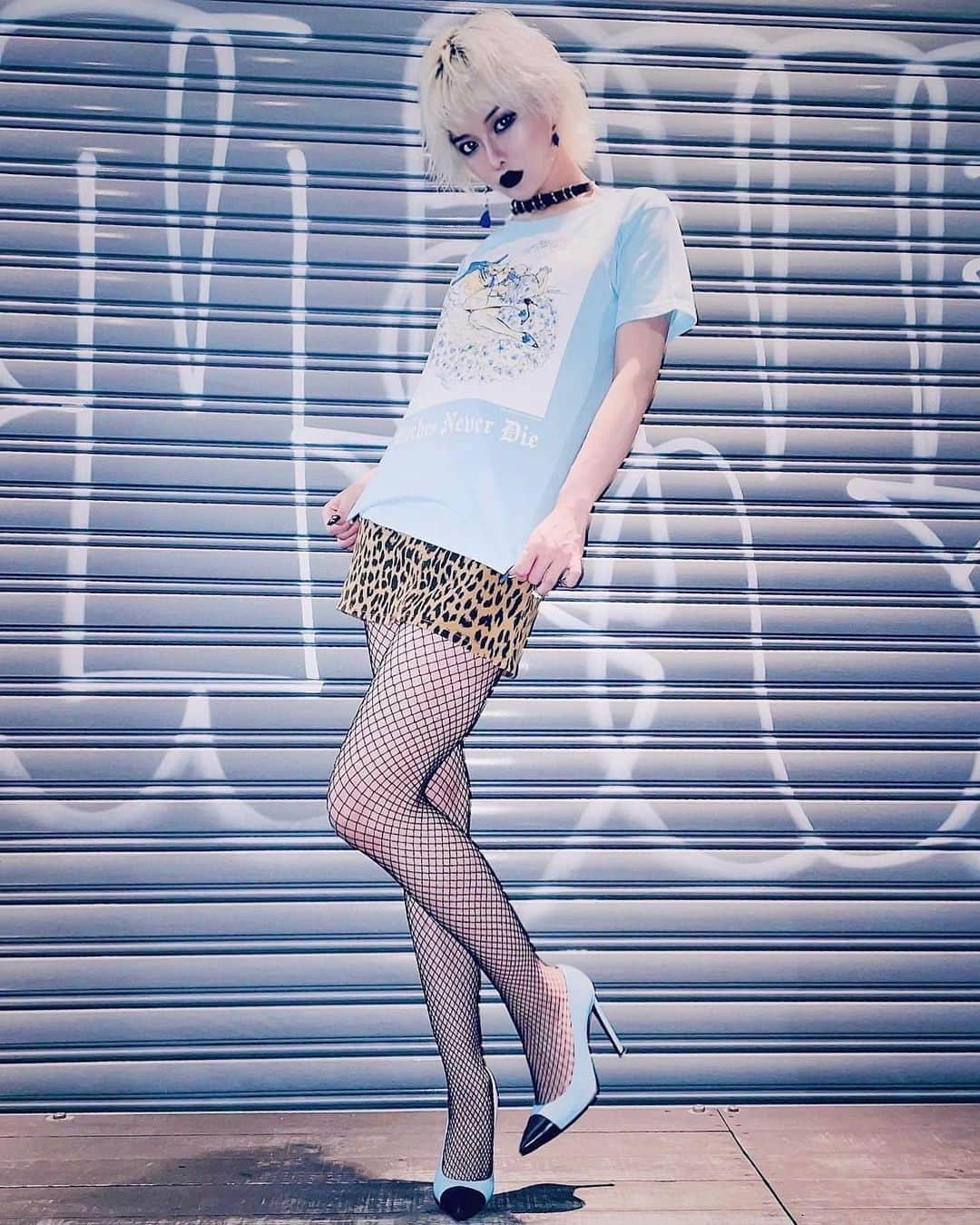 北出菜奈さんのインスタグラム写真 - (北出菜奈Instagram)「_ _  ayumi.さん @ayumi.designer が北出菜奈の20周年を記念して描き下ろしてくれたイラストを用いたコラボTの着用画像だよ💎  LIGHT BLUEはWMを着ています👸🏼🌹  🌹コラボグッズ発売のお知らせ🌹  北出菜奈デビュー20周年ライヴ 『Bitches Never Die』開催を記念し、 Special Portrait by ayumi.(Victorianmaiden) @ayumi.designer とのコラボレーションアイテムの発売決定❣️  ⛓️グッズ通販先行予約⛓️  🎁予約受付🎁 ファンクラブ先行 9/20(水)〜 一般先行9/24(日)〜  詳細・予約は北出菜奈公式ストア👉nanakitade.jp/store  もしくはリンクのStoreから詳細、購入できます。  🌹 ayumi.(Victorianmaiden) × 北出菜奈コラボ商品🌹  2 023年10月28日発売  ✨Tシャツ(LIGHT BLUE) WL ⚠️※先行予約のみの限定生産  ✨Tシャツ(BLACK/WHITE) M/XXL  ✨アクリルキーホルダー  確実に入手されたい方は北出菜奈オフィシャルストアでの先行予約でお申込みください。  グッズは先行予約をおすすめします🌹  限定アイテムは、先行予約での販売のみなので必ず予約してね🫶🏻  在庫調整の意味もあるので、一般販売だと、アイテムによっては即売り切れの可能性が出てくるよ🥺🙏  🌹北出菜奈デビュー20周年記念ライヴ🌹 The 20th Anniversary NANA KITADE 💎『Bitches Never Die』⛓️  チケット情報🌹  🎙ライヴ 2023年10月28日(土) 渋谷チェルシーホテル 🎫ファンクラブ先行予約9/20(水)～、一般先行予約9/24(日)13:00～受付開始  nanakitade.jp/store  リンクのShowsから詳細、購入できます。  📱配信ライヴ 2023年10月29日(日曜日) ZAIKO 20:00〜 🎟 チケットは10/14（土）～ZAIKOにて販売開始。  🌎FOR OVERSEAS FANS🌏  Nana Kitade official store accepts pre-order for Nana Kitade merch and ship worldwide. PayPal available.  Feel free to contact us👉  Please send a message to the link tree of the profile → official website → contact」9月17日 13時21分 - nana_kitade