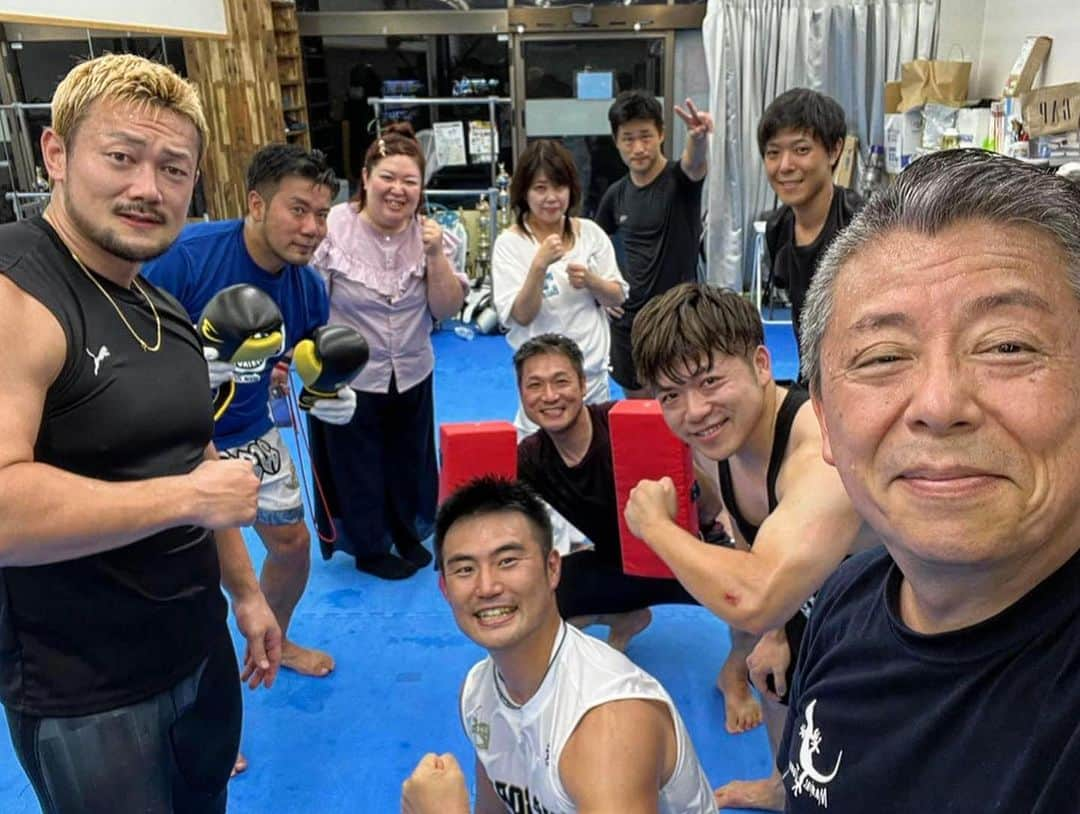 愛鷹亮さんのインスタグラム写真 - (愛鷹亮Instagram)「【経営者格闘倶楽部Round4】  毎月開催してます、経営者の為の格闘倶楽部‼️ その名も経営者格闘倶楽部🔥  昨日も沢山の熱い経営者の方々と体を動かして汗かいて良い時間を過ごせました‼️  そして昨日は初の女性参加👍  経営者格闘倶楽部は基本的に皆んなが格闘技初心者なので皆んなで楽しく熱く効率よく心身ともに鍛えることができます❗️  今、時代は大きく動き変わりさらに本質が求められていく時代です。 守るものの多き経営者の方々へ送るこの倶楽部。 是非ご参加お待ちしてます🙋‍♂️  次回は10月21日 18時00〜19時00分 『町田中町道場』 町田市中町3-6-23 糸井銀輪館1F 小田急町田駅 徒歩8分  #経営者格闘倶楽部 #経営者 #格闘技 #倶楽部 #楽しく #熱く #新人共に #鍛錬 #初心者向け #東京 #町田」9月17日 13時22分 - aitakariki.g