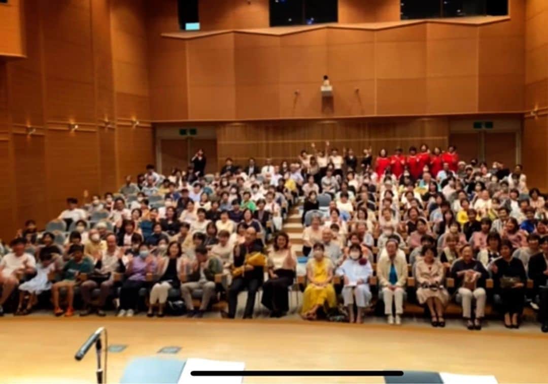 木山裕策さんのインスタグラム写真 - (木山裕策Instagram)「昨日は、兵庫県西脇市にて「日本ミュージックベル・トーンチャイム協会設立記念コンサート」に出演させていただきました🔔🎵  ベルの音を聞いていると、心が平和な気持ちになりますよね😌。コンサートの最後に、ティンカーベルの皆さんと「home」と「故郷」をコラボさせていただきました。  懇親会にも参加させていただき、とても楽しい時間を過ごすことができました😊。沢山の方々の元にミュージックベル、トーンチャイムの音が届くよう、僕も応援させていただきます🔔‼️」9月17日 13時22分 - kiyamayusaku