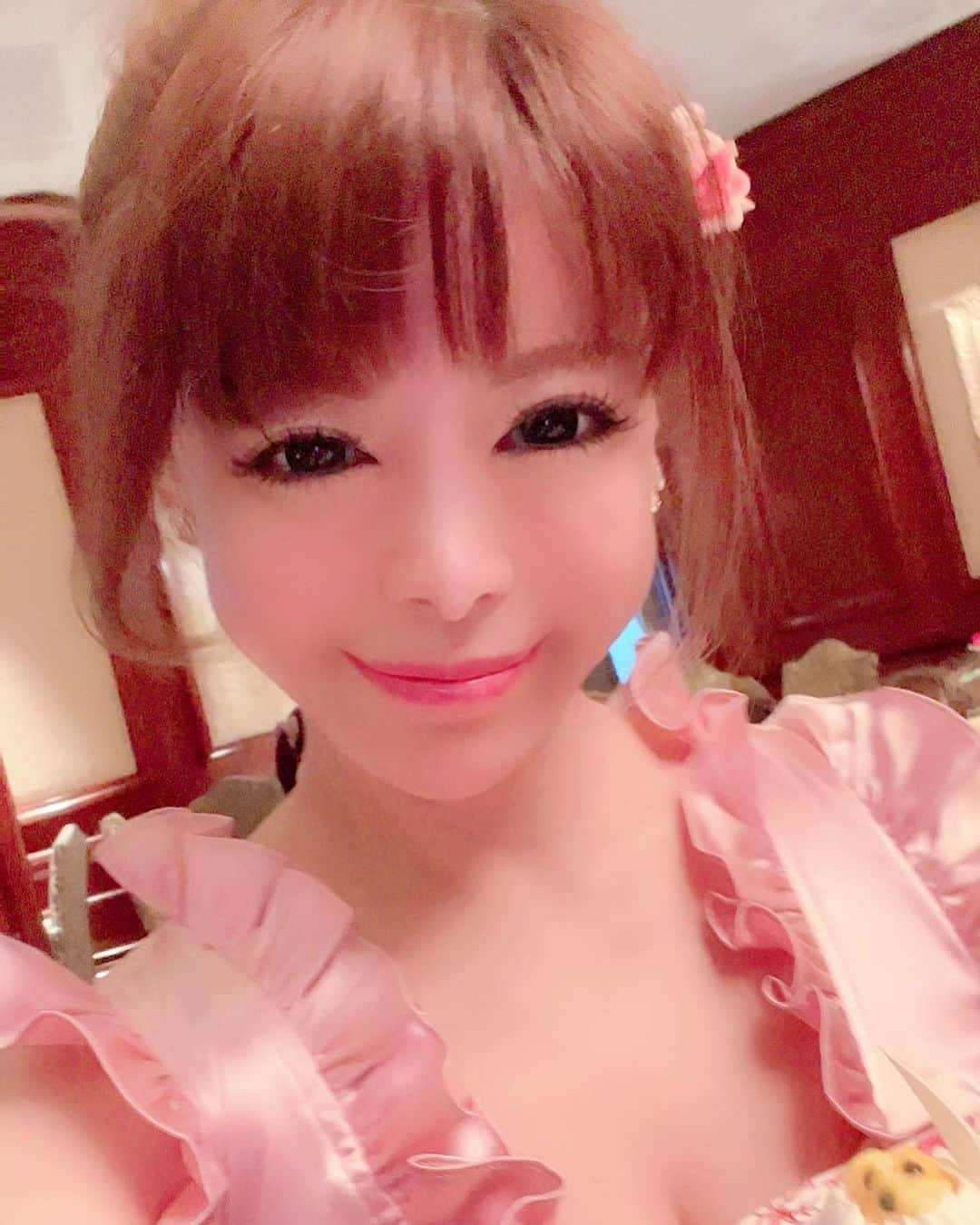 滝沢姫さんのインスタグラム写真 - (滝沢姫Instagram)「おばさんは好きなことして ⁡ 可愛く綺麗にしたらだめ？？？ ⁡ ⁡ ⁡ ⁡ ⁡ 最近ショート動画みてくださる方が増えて ⁡ おばさん　痛い　無理してる　 ⁡ アンチなメッセージいただくんだけど ⁡ ⁡ でもみんな歳を重ねて ⁡ おばさんおじさんになるよ？ ⁡ ⁡ ⁡ ⁡ ⁡ 姫も昔は30代になるの怖くて ⁡ ずっとすごくすごく悩んでました。 ⁡ ⁡ ⁡ ⁡ ⁡ 30歳すぎたら可愛く綺麗にして ⁡ 好きなことしてたらだめなの？？？ ⁡ ⁡ ⁡ 何もしなかったら清潔感なくなる ⁡ おばさんおじさんになっちゃう... ⁡ ⁡ そんな人生嫌じゃない？ ⁡ ⁡ ⁡ ⁡ ⁡ 整形やアンチエイジやエステとか ⁡ しなくてもいいと思うけど ⁡ ⁡ めんどくさい...お金ないから... ⁡ 歳だからっていいわけしたり... ⁡ 人を傷つけてたらダメだよ... ⁡ ⁡ ⁡ ⁡ ⁡ 歳重ねても好きなお洋服きて💗 ⁡ 前向きにもっと倖せになるために努力続けて ⁡ 好きなことして倖せにすごしてる✨ ⁡ ⁡ ⁡ 本当にめちゃ素敵だと思う💕 ⁡ ⁡ ⁡ ⁡ ⁡ 姫めちゃくちゃ悩んでたから ⁡ そんな人達増やしていきたい✨ ⁡ ⁡ ⁡ ⁡ ⁡ ⁡ ⁡ シャネルココさんの名言 ⁡ ⁡ 20歳の顔は自然からの贈り物 ⁡ 30歳の顔はあなたの人生 ⁡ でも50歳の顔はあなたの功績よ ⁡ ⁡ ⁡ ⁡ ⁡ ⁡ 歳を重ねるの怖がらないで... ⁡ 歳だからってあきらめないで... ⁡ ⁡ 後悔しない一生倖せな人生にしようね✨ ⁡ ⁡ ⁡ ⁡ ⁡ 💗お姫様学校10年目💗 ⁡ ⁡ No.1キャバ嬢　ホステス歴15年 プロポーズ117人された 滝沢姫が愛されて💗 大切にされる💗秘密をお伝えします✨ ⁡ お姫様学校は魅力的な女性になり 愛されて理想的な人生になれる学校です💕 ⁡ 一度体験レッスン受けてみてください⭐️ ⁡ ⁡ ⁡ 愛されたいお姫様フォローしてね💗 @hime.takizawa  ⁡ ⁡ ⁡ #おばさん #おばさんになっても  #アンチエイジング #若作り  #人生楽しく #人生楽しむ  ⁡ ⁡ ⁡ ⁡ ⁡ ⁡ ⁡ ⁡ ⁡ ⁡ ⁡ ⁡ ⁡ ⁡ ⁡ ⁡ ⁡」9月17日 13時31分 - hime.takizawa