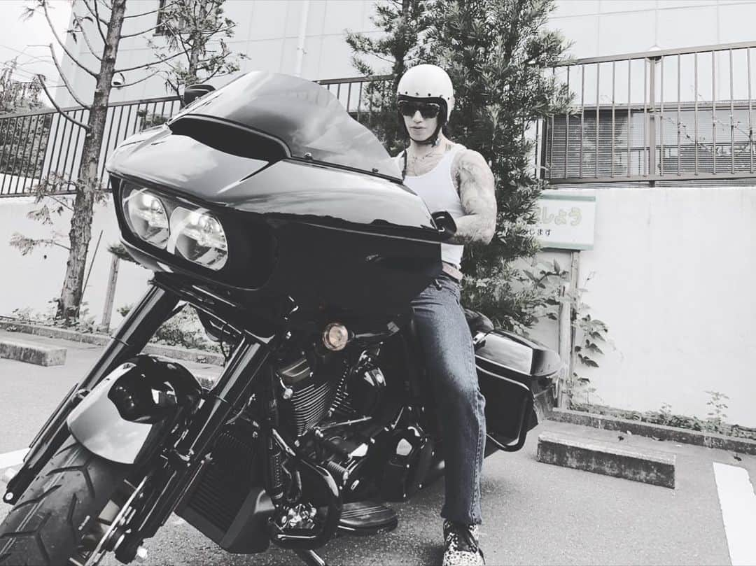 諸岡 昌紀さんのインスタグラム写真 - (諸岡 昌紀Instagram)「念願のハーレーを @hdcitykashiwa  さんで納車🏍️  最高以外の言葉が見つからない😎  #ツアラー #90s  #80s  #筋肉 #ダイエット #フィジーク #逆三角形 #マッチョ #バランス #ハーレー好きな人と繋がりたい  #ハーレーダビッドソン  #ハーレーライフ  #ハーレー男子 #ハーレー乗り  #バイク好きな人と繋がりたい  #バイクファッション  #harleydavidson  #バガースタイル  #食べるの好きな人と繋がりたい  #筋トレすきと繋がりたい  #身体動かすのが好きな人と繋がりたい  #キャンプすきな人と繋がりたい  #アウトドア好きな人と繋がりたい  #コーヒーすきな人と繋がりたい  #サウナ好きな人と繋がりたい  #サウナ好き #タトゥー好きな人と繋がりたい  #反町隆史 #長瀬智也  #ロン毛男子」9月17日 13時46分 - yoshiki.fit