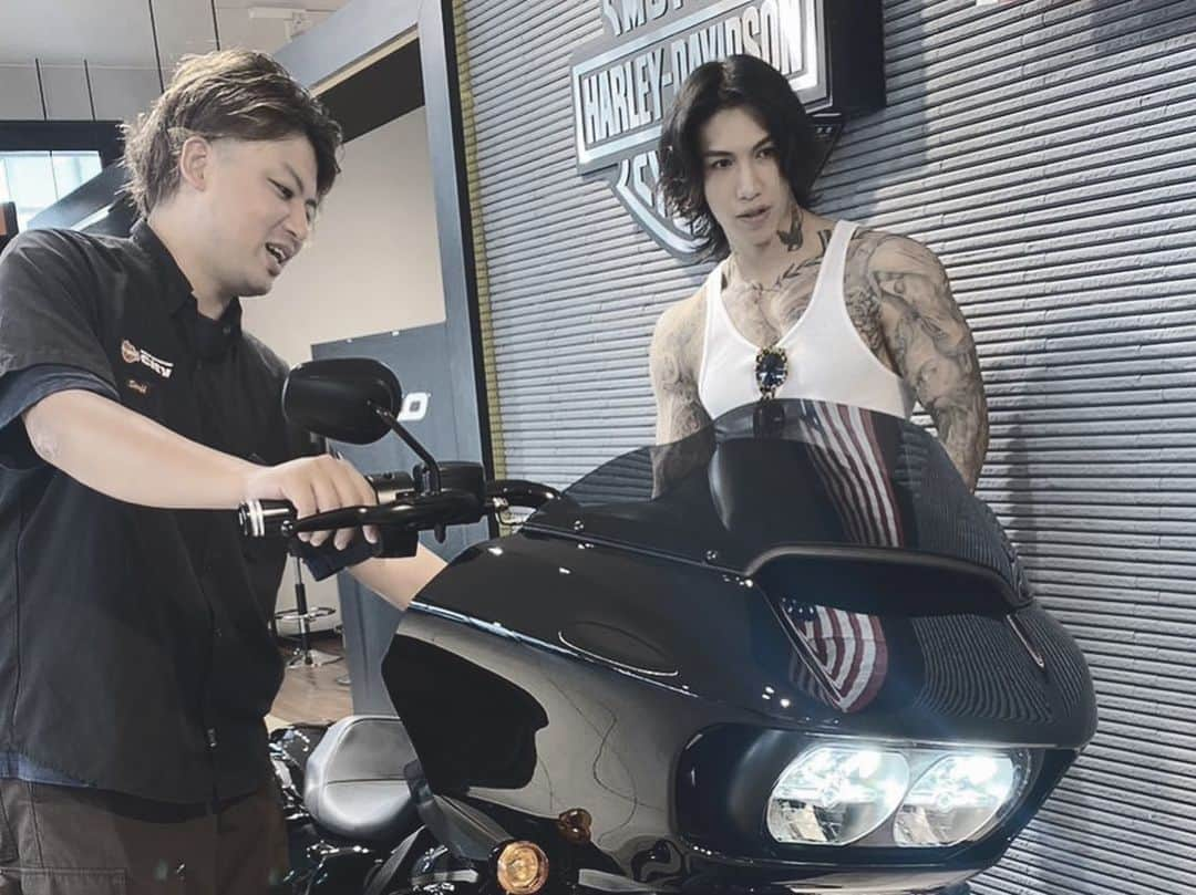 諸岡 昌紀さんのインスタグラム写真 - (諸岡 昌紀Instagram)「念願のハーレーを @hdcitykashiwa  さんで納車🏍️  最高以外の言葉が見つからない😎  #ツアラー #90s  #80s  #筋肉 #ダイエット #フィジーク #逆三角形 #マッチョ #バランス #ハーレー好きな人と繋がりたい  #ハーレーダビッドソン  #ハーレーライフ  #ハーレー男子 #ハーレー乗り  #バイク好きな人と繋がりたい  #バイクファッション  #harleydavidson  #バガースタイル  #食べるの好きな人と繋がりたい  #筋トレすきと繋がりたい  #身体動かすのが好きな人と繋がりたい  #キャンプすきな人と繋がりたい  #アウトドア好きな人と繋がりたい  #コーヒーすきな人と繋がりたい  #サウナ好きな人と繋がりたい  #サウナ好き #タトゥー好きな人と繋がりたい  #反町隆史 #長瀬智也  #ロン毛男子」9月17日 13時46分 - yoshiki.fit