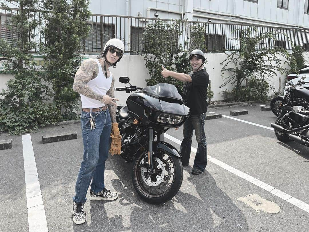 諸岡 昌紀さんのインスタグラム写真 - (諸岡 昌紀Instagram)「念願のハーレーを @hdcitykashiwa  さんで納車🏍️  最高以外の言葉が見つからない😎  #ツアラー #90s  #80s  #筋肉 #ダイエット #フィジーク #逆三角形 #マッチョ #バランス #ハーレー好きな人と繋がりたい  #ハーレーダビッドソン  #ハーレーライフ  #ハーレー男子 #ハーレー乗り  #バイク好きな人と繋がりたい  #バイクファッション  #harleydavidson  #バガースタイル  #食べるの好きな人と繋がりたい  #筋トレすきと繋がりたい  #身体動かすのが好きな人と繋がりたい  #キャンプすきな人と繋がりたい  #アウトドア好きな人と繋がりたい  #コーヒーすきな人と繋がりたい  #サウナ好きな人と繋がりたい  #サウナ好き #タトゥー好きな人と繋がりたい  #反町隆史 #長瀬智也  #ロン毛男子」9月17日 13時46分 - yoshiki.fit