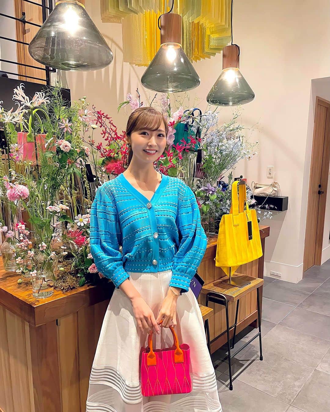 西村笑花さんのインスタグラム写真 - (西村笑花Instagram)「♡ ・ ・ @rvnnyc blooming party in Japan 😉🥂💐  こだわりのニットで作られた お洋服はラインが美しくて着心地が良くて カラーも素敵でした☺️🦋🩷  NY生まれソウルで人気を博している スーツ、ワンピースブランド👗✨  ミニバッグも可愛かったなあ☺️♡  #rvnnyc #knitwear  #韓国ファッション #ニットコーデ」9月17日 13時45分 - emika_nishimura