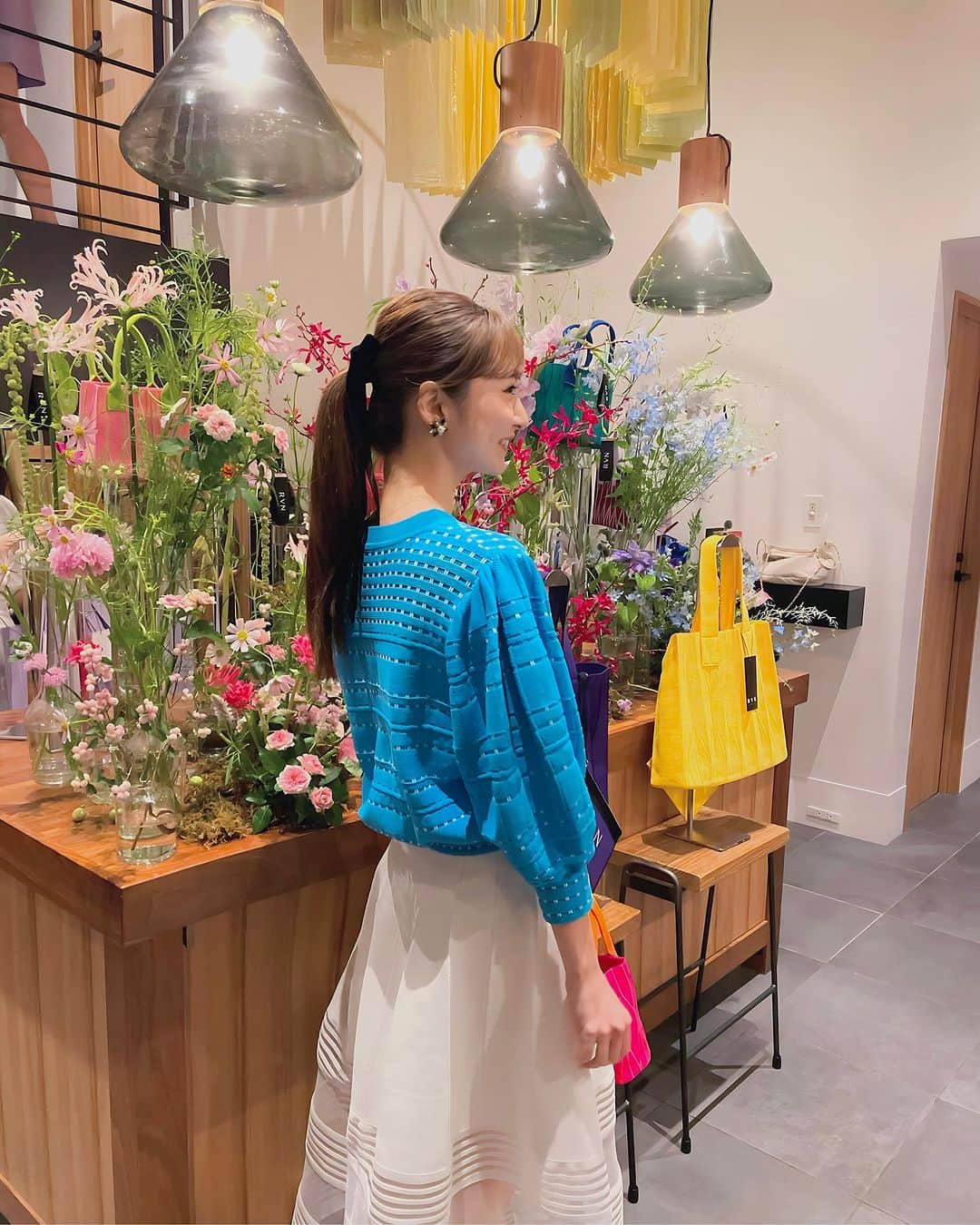 西村笑花さんのインスタグラム写真 - (西村笑花Instagram)「♡ ・ ・ @rvnnyc blooming party in Japan 😉🥂💐  こだわりのニットで作られた お洋服はラインが美しくて着心地が良くて カラーも素敵でした☺️🦋🩷  NY生まれソウルで人気を博している スーツ、ワンピースブランド👗✨  ミニバッグも可愛かったなあ☺️♡  #rvnnyc #knitwear  #韓国ファッション #ニットコーデ」9月17日 13時45分 - emika_nishimura