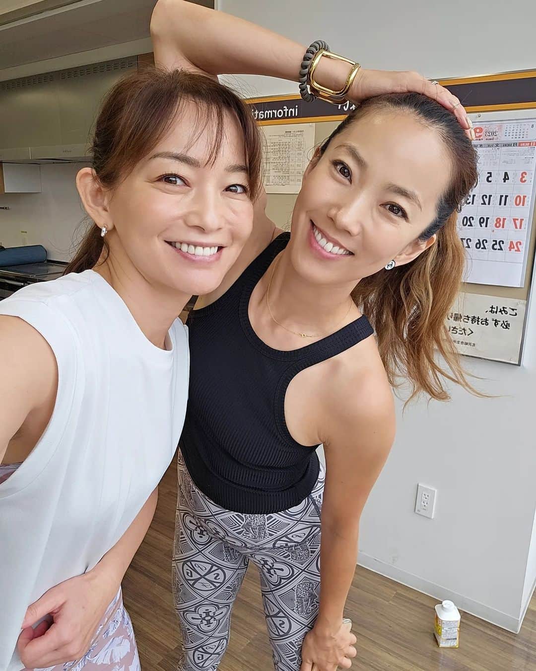 のインスタグラム：「昨日は4時起きで子供達のお弁当を作り、娘を試合へ送りだし、息子を東京駅まで送り、そのまま、ひっさびさにえっちゃんの月イチ対面クラスに参加💪  @etsuko313  @hiraku_wakui  @ubm_college   えっちゃんに会うと、こんな身体になりたい💕といつも刺激をもらう。  実際の私は久々すぎて、『私…こんなに動けなかったっけ？』とヒーヒー言いながらお尻や腹筋を鍛えてきたよ。  みんながいるから一緒に頑張れる。  こんな身体になりたい！と思えば頑張れる。  やってる時は辛いけど、楽しい時間になっちゃうのがえっちゃん&わっくんヨガなんだよね😆  そして、夜にはすでに筋肉痛が始まる。  翌日の朝には、便座に座るのも痛い🚽🤣  筋肉痛が嬉しくなる😁不思議な感覚‼️なのです。  終わってからのランチもまた楽しい😋  玲ちゃん、コマキちゃん、また来月も一緒に参加したーい🙌  @merci0327 @komakixx  ヨガの後は、娘のバレエ発表会のパンフレット撮影へ連れていき、そのままバレエへ🚙  (さすがにバレエ送迎まで10分昼寝した🤣)  バタバタだけど、充実した一日でした😄❤」