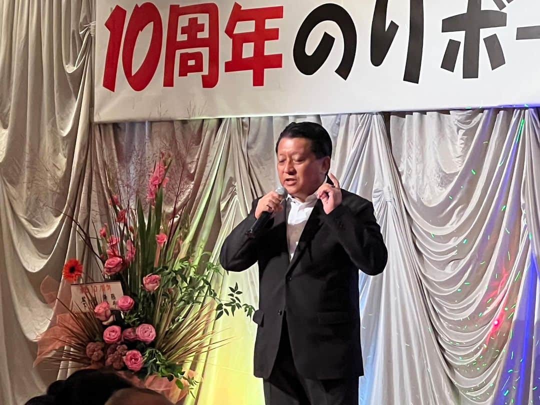 のインスタグラム：「10周年記念のりボーカル歌謡祭で1曲歌わせていただきました。日頃からボーカル教室で喉を鍛えた出演者の美声には驚かされました。カラオケは単なる楽しみというだけでなく、自分の声を客観的に聞く貴重な機会でもあります。歌うことでストレス解消できるだけでなく、音楽を通じて心を開放し、コミュニケーションを深める素晴らしい媒体です。また、ボーカルトレーニングはその歌唱力を更に高めるための有用な手段です。正しい発声方法や呼吸法を学ぶことで、より多くの人々に音楽の楽しさを伝えられるようになります。のりボーカル教室の益々のご発展を祈ります。おめでとうございました。#平井卓也」