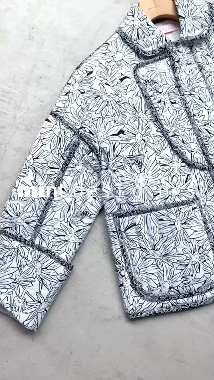 のインスタグラム：「. -KURODA FLOWER COLLECTION-  イラストレーターの黒田潔さんとのコラボレーションで生まれた花柄アイテムがミントデザインズ直営店に入荷しました‼︎ コレクション発表後、先行オーダーでも大人気でお問い合わせも多くいただいていたシリーズです✨ 繊細なイラストレーションの花柄は、キルティングやバッグになって登場しています。  #mintdesigns #ミントデザインズ #2023aw」