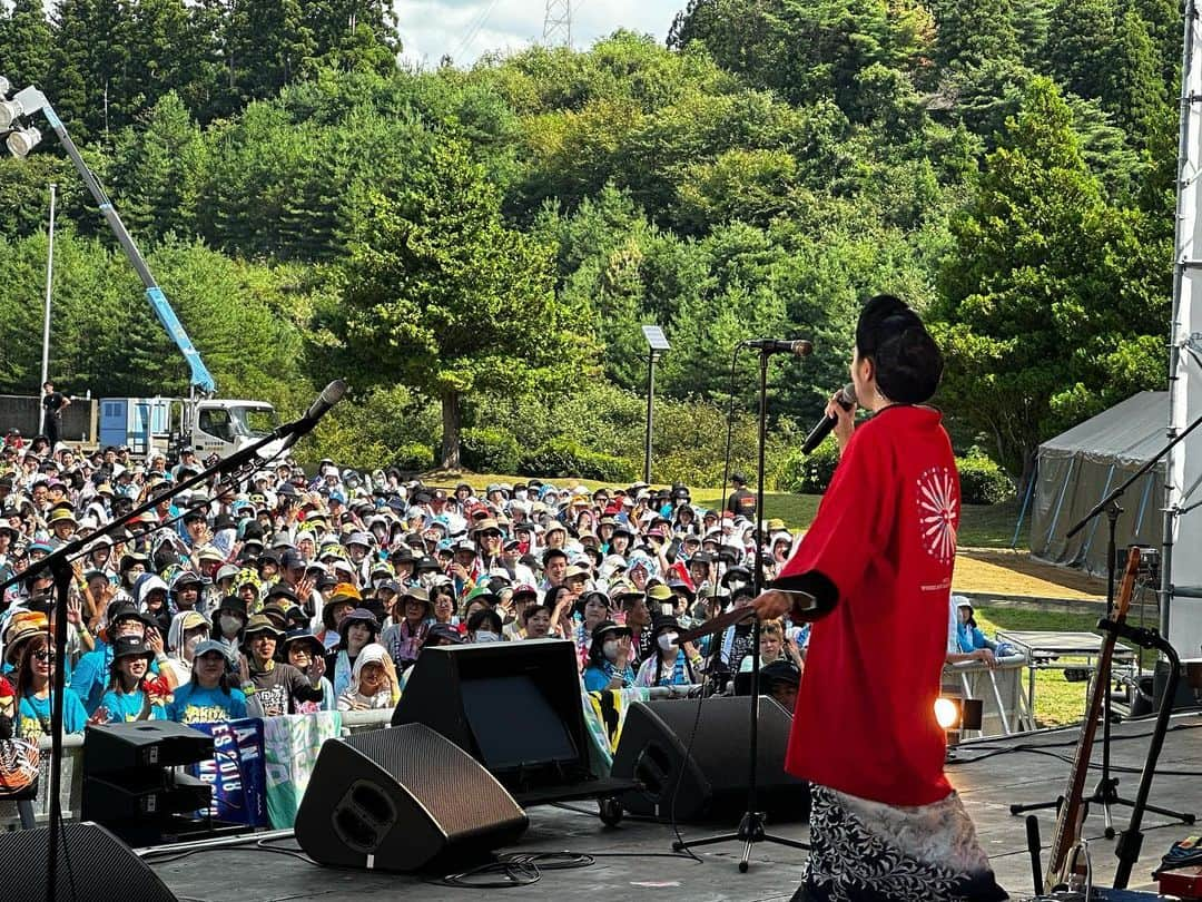 藤あや子さんのインスタグラム写真 - (藤あや子Instagram)「秋田CARAVAN MUSIC FES 2023  高橋優君からお声がけ頂きオープニングセレモニーの サプライズゲストとして出演して参りました☺️  「秋田の行事」 皆さんと一緒に踊って歌って 最高に楽しかった〜✨  秋田パワー全開🙌🏻 とってもhappyな時間でした🫶🏻  ご来場頂きました皆様 優君 スタッフの皆様 ありがとうございました🙏🏻  #acmf2023  #秋田県  #潟上市　 #秋田の行事」9月17日 13時49分 - ayako_fuji_official