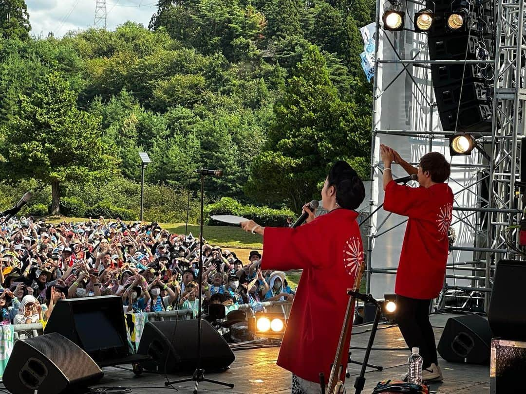 藤あや子さんのインスタグラム写真 - (藤あや子Instagram)「秋田CARAVAN MUSIC FES 2023  高橋優君からお声がけ頂きオープニングセレモニーの サプライズゲストとして出演して参りました☺️  「秋田の行事」 皆さんと一緒に踊って歌って 最高に楽しかった〜✨  秋田パワー全開🙌🏻 とってもhappyな時間でした🫶🏻  ご来場頂きました皆様 優君 スタッフの皆様 ありがとうございました🙏🏻  #acmf2023  #秋田県  #潟上市　 #秋田の行事」9月17日 13時49分 - ayako_fuji_official