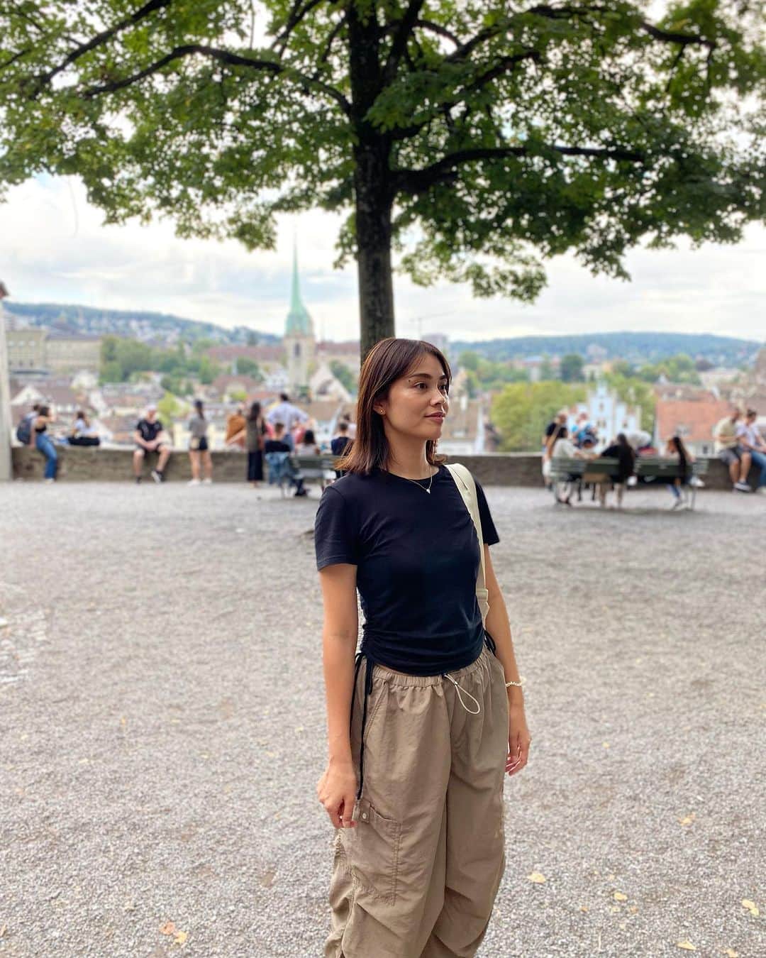 林えみりのインスタグラム：「昨日チューリッヒに移動してきて、 せっかくだから『愛の不時着』に出て来たところに行ってみようかという事で、リンデンホフの丘にやって来ました。  川の対岸のチューリッヒの街が一望できて綺麗な公園でした✨  #リンデンホフの丘#zurich #switzerland #swissスイス#スイス旅行」