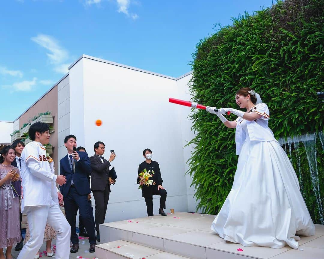 ザ・ピーク プレミアムテラスのインスタグラム：「愛のバッティングトス⚾️  @fiorebianca_wedding @cocon.by.chloriscinq   ............................................................ 【2022年口コミ7年連続受賞】  \ゲスト満足度❤︎鹿児島県No.1/  ▪︎天空からまばゆい光が降り注ぐ 純白のチャペル ▪︎鹿児島中央駅・天文館から近い 鹿児島唯一の好立地 ▪︎完全貸切の空間で 特別感に包まれた心地よい1日を .......................................................... スタッフブログやㅗ 卒花レポート 会場見学 こちらからご覧いただけます♩  ▶︎ @thepeak_wedding トップページURLの 公式HPより、、、❤︎  #鹿児島#鹿児島花嫁 #ザピークプレミアムテラス #2023春婚 #2023夏婚 #2023冬婚 #wedding#ウェディング#家族婚ウェディング #親族婚 #親族結婚式 #少人数婚 #ウエディングブーケ #ナチュラルウエディング #大人ウエディング #花嫁さんの力になりたい #ウエディングフォト #おしゃれウエディング #カメラ #天文館 #コロナ対策 #ドレス迷子 #ブライダルヘア #結婚式アイディア #鹿児島結婚式#鹿児島結婚式場#鹿児島結婚」