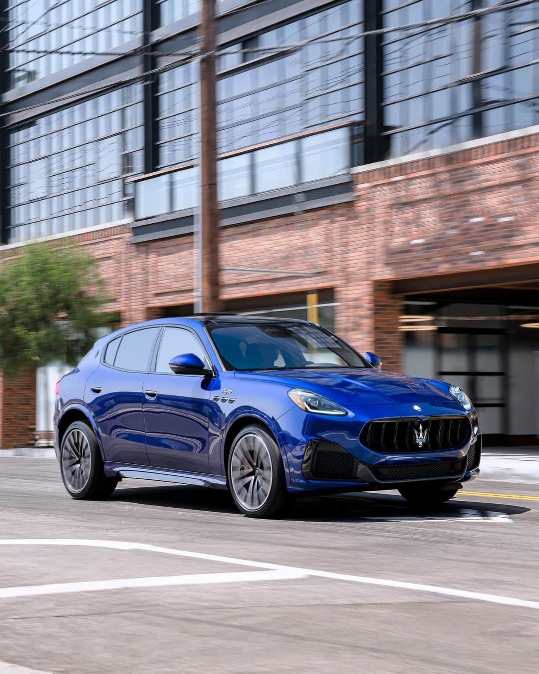 Maserati Japan | マセラティ ジャパンのインスタグラム：「Maserati Grecale Exhibition Days 9/30~10/1開催  2023年9月30日（土）～10月1日（日）の2日間「グランフロント大阪 北館1F ナレッジプラザ」にて新型SUVグレカーレを展示いたします。開催期間中には実車モデルの展示をお楽しみいただけます。 本イベントではグレカーレの実車をお楽しみいただけるだけでなく、当日アンケートにお答えいただいた方には数量限定で素敵なプレゼントをご用意しております。 イタリアを代表するラグジュアリーブランドの中でひと際存在感を放つマセラティの最新モデルを是非ご体感ください。 あなた様のご来場を心よりお待ち申し上げております。  詳しくはこちら。 https://www.maserati.com/jp/ja/news/maserati-grecale-exhibition-osaka-2-2023  #Maserati #マセラティ #MaseratiJapan #マセラティジャパン #Grecale #グレカーレ #EverydayExceptional」