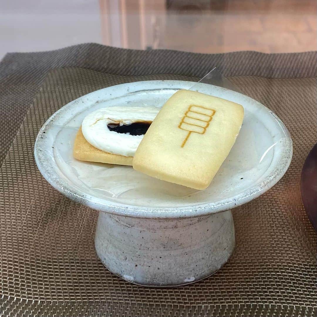 枚方T-SITEのインスタグラム：「和と洋の幸せな出逢い  昔からの伝統を大切にしつつも、新しい物や事を柔軟に受け入れる日本人の気質。  だからこそ私たちは毎日、新しいものに出会えるし、味わえるのでしょう。  ここにも幸せな和と洋の出逢いがあります。  バタークリームとみたらしソース、白餡を混ぜ込んだクッキー。マドレーヌに潜ませた粒あん、焼き菓子に挟まれた個性あふれる餡。  そんな商品が入るBOXもおしゃれです。  お茶にもコーヒーにも紅茶にも合うお菓子をぜひおやつに贈り物にどうぞ。  【INFORMATION】 梅園oyatsu ■会期：2023年9月14日（木）〜9月20日（水） ■場所：枚方T-SITE1階 ■時間：10:00〜20:00  #枚方tsite  #枚方tサイト  #枚方t_site  #枚方蔦屋書店  #梅園  #梅園oyatsu」