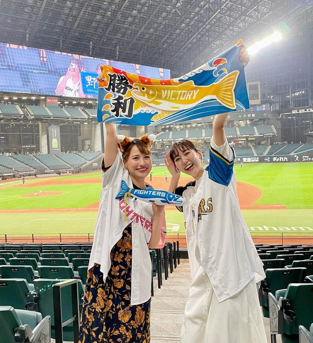 福永裕梨のインスタグラム：「＼はむほー！⚾️／  小俣さんとエスコン観戦でした🐕  万波選手が２本のアーチ！！❤️‍🔥  特にサヨナラのホームラン、 打った瞬間の感動忘れられない🥲🥲  ビクトリーしゃけまるは 売り切れで買えませんでした🐟👑笑 今日買えたらいいな〜🥹 ⠀ #はむほー #ファイターズ #日ハム #エスコン #サヨナラ勝ち #ホームラン #万波中正 選手 #隣のおじさんが #ホームランで始まってホームランで終わらせるんや！ #って言った瞬間のホームラン🤣🤣 #小俣さんと震えました🥹🌟 #ビクトリーしゃけまるは今日に持ち越し🐟 #HTB #アナウンサー #福永裕梨」