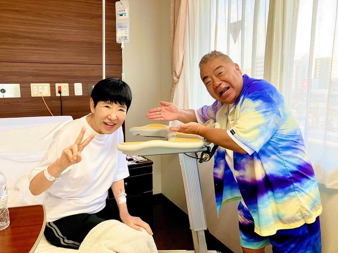 和田アキ子さんのインスタグラム写真 - (和田アキ子Instagram)「「アッコにおまかせ！」ご覧いただきありがとうございました😊😊放送でも密着VTRありましたが、先週月曜日に膝関節の手術をしました。今はリハビリ中で、今日のおまかせは、病院から一時退院して行きました。  『そこまでする？』って視聴者の方に痛々しく思われるんじゃないかと思って、リモート出演かなって思っていたのですが、出川がお見舞いに来てくれて、『アッコさん元気じゃないですか！元気な姿見せたら、それで元気もらう人沢山いますよ！』と背中を押してくれて、車椅子でしたが、生放送でスタジオ出演しました😊😊  出演者の皆さん、おまかせスタッフの皆さん、そして何より先生や病院のスタッフの皆さん。 本当にありがとうございます😊😊  またリハビリ頑張ります❣️❣️  #ako55th #アッコにおまかせ」9月17日 13時58分 - ako50th