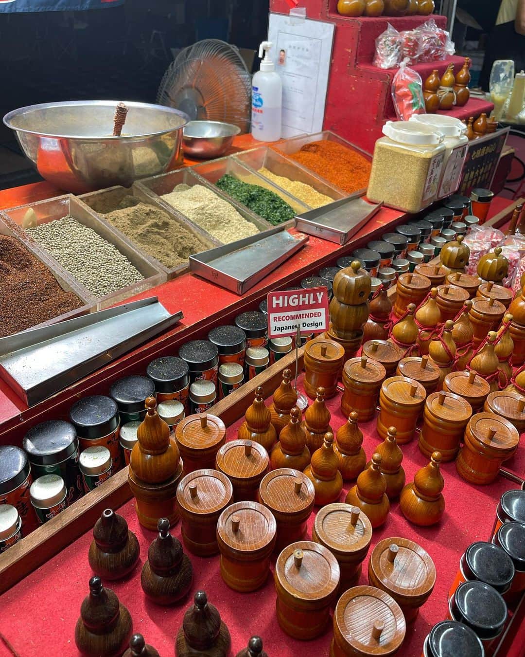 トムセン陽子さんのインスタグラム写真 - (トムセン陽子Instagram)「近くの神社でお祭り⛩ ベリちゃんと大親友のお友達と行ってきました✨🎶  私は毎年恒例の「売り口上」の七味をゲット✊💖 大好きなんです、「売り口上」。  #秋祭り #七味ラー」9月17日 14時12分 - yokothomsen