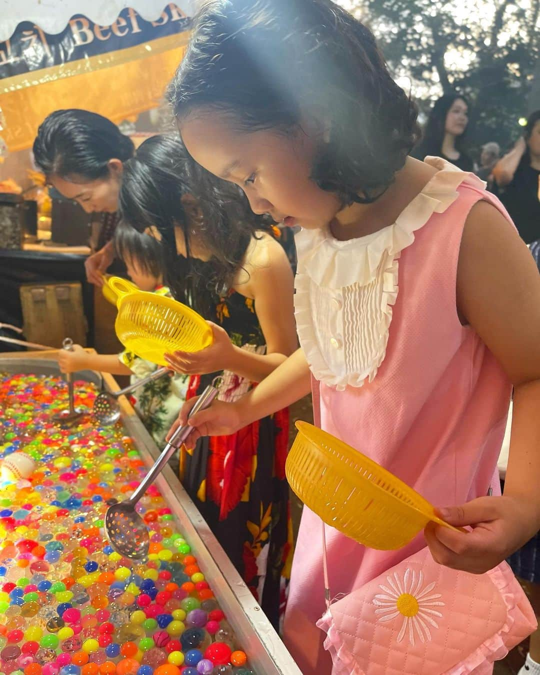 トムセン陽子のインスタグラム：「近くの神社でお祭り⛩ ベリちゃんと大親友のお友達と行ってきました✨🎶  私は毎年恒例の「売り口上」の七味をゲット✊💖 大好きなんです、「売り口上」。  #秋祭り #七味ラー」