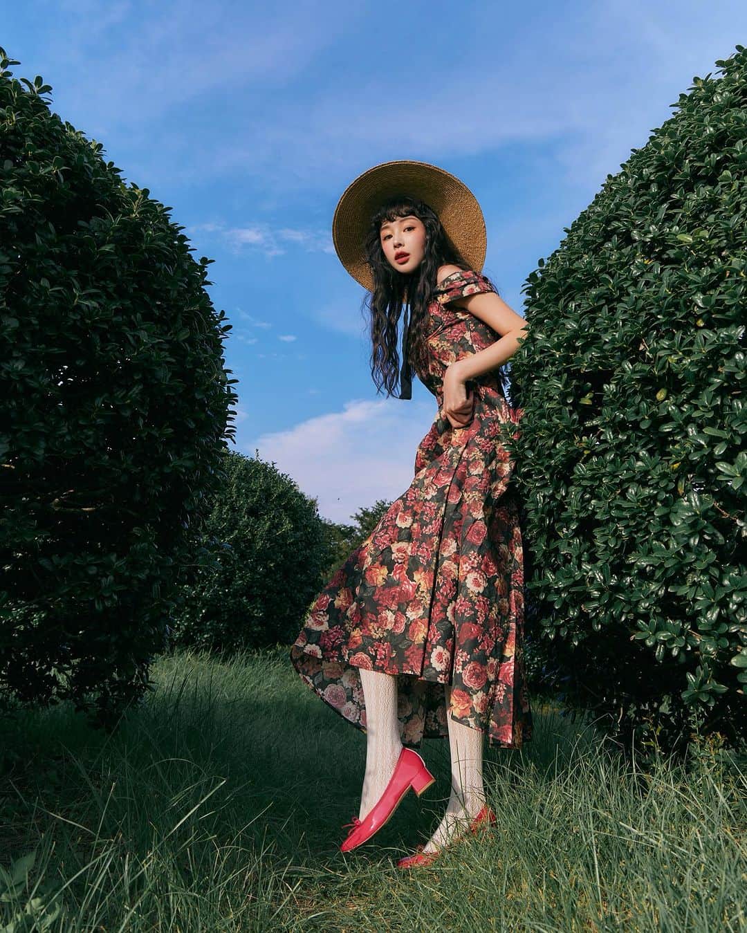 のインスタグラム：「鞋櫃裡第一雙芭蕾舞鞋🩰 Repetto  是法國芭蕾舞鞋的經典鞋履品牌代表 獨特手工製鞋技術，穿起來包覆性很好，低跟走起來輕巧舒適！ 外形上覆盆子紅漆皮的鞋款 非常亮眼！ 鞋頭還有小蝴蝶結點綴，搭配蕾絲襪子增添了可愛優雅 身穿碎花洋裝再戴頂綁脖子草帽，完美詮釋法式復古時髦風格 與 @repettotaiwan 在浪漫日常裡起舞  #repetto #repettotaiwan #balletcore #rapsberry#CAMILLE」