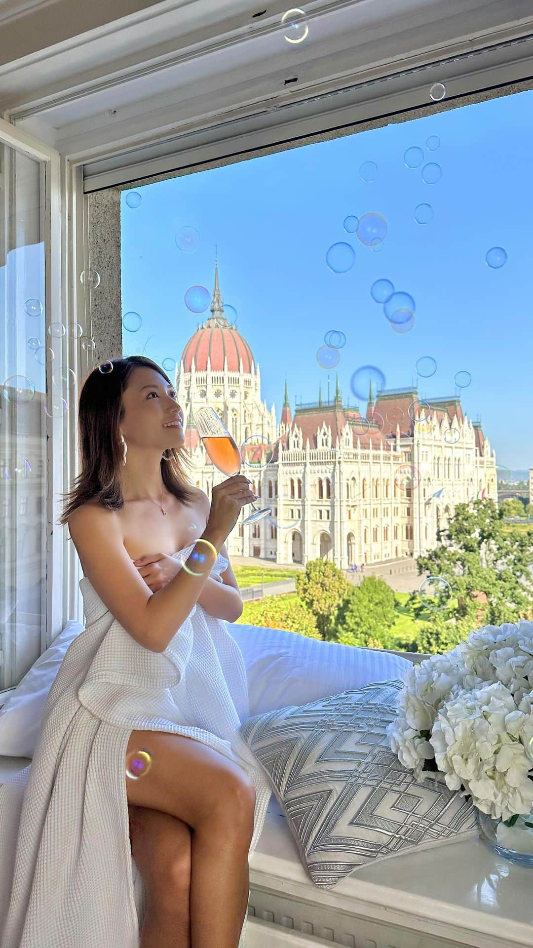 市原彩花のインスタグラム：「Good morning Hungary🇭🇺  ブダペストの絶景エアビ🌹 @v1bvdapest   #ハンガリー#Hungary#ブダペスト#Budapest#ハンガリー旅行#ヨーロッパ旅行#ヨーロッパ観光#ヨーロッパ#hungarytravel#hungary_gram#hungarytrip#v1bvdapest#airbnb#高級ホテル#luxuryhotel#europe#europetravel#europetrip#instagood#asianmodel #v1apartmentbudapest  #あーちゃんハンガリー」