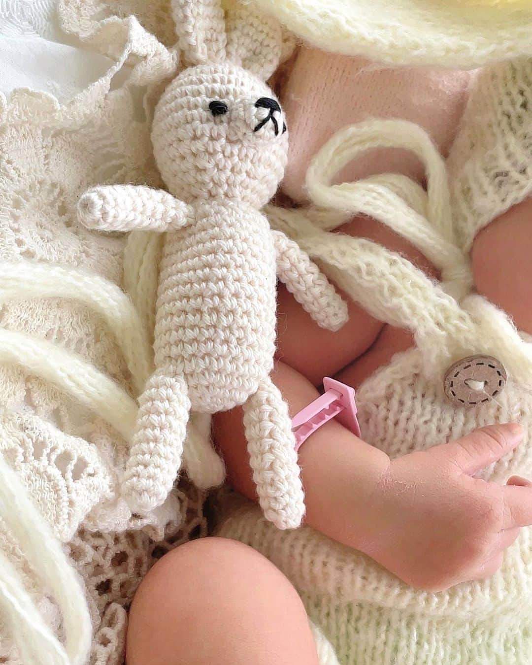 あいりのインスタグラム：「ご報告👶🏻  2023/09/08  5:59 3400gの元気な女の子 を出産しました👧🏻💗  産まれるまで一切の報告が できていなかったので 日頃応援してくれてるフォロワーさん達 にはびっくりさせちゃったかもですが これからも投稿や撮影のお仕事は 続けていく予定なので、母子共に 暖かい目で見守って頂けたら幸いです🙇🏻‍♀️♡  可愛い天使に癒されながら 慣れない育児に奮闘中で 投稿頻度もしばらくは 減るかと思いますが 忘れんといてくださいね🫶🏻笑  撮影のお仕事は来月くらいから 徐々に再開できたらと思ってます💃  #出産報告#出産#女の子ママ#女の子ベビー#ニューボーン#ニューボーンフォト#9月生まれbaby#9月産まれ#天使#justborn#justbornbaby#newbornphotography」