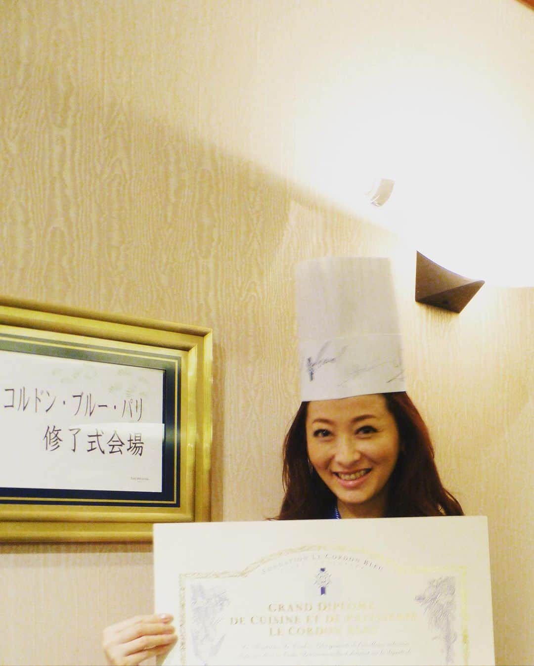 春香さんのインスタグラム写真 - (春香Instagram)「ル・コルドン・ブルー 「The Culinary Workshops at the Hotel de la Marine」の日本でのWorkshopデモンストレーションに参加してきました！ @lcbjapan  @lecordonbleu_international   卒業したのはもう随分と前。 久しぶりにシェフによるデモンストレーションを見て、試食させて頂き、本当に懐かしくて楽しかったです。 当時は楽しむ余裕はなく、ノートをとったりするのに必死でしたが、こうして時を経て再びデモンストレーションを体験する機会に恵まれて嬉しいです。シェフがお料理される姿を眺めているだけで幸せな時間なのです。  もう30年近く前にご卒業された諸先輩方にもお目にかかり、ご挨拶させて頂き、貴重な時間となりました。  自分の写真を撮り忘れてしまったので、卒業時の写真を🤍 色々と、私、若かったですね😉  #haruka#春香#model#モデル #ルコルドンブルー#ルコルドンブルージャパン #卒業生#懐かしい写真 #懐かしい風景 #懐かしいシリーズ」9月17日 14時07分 - haruka__official