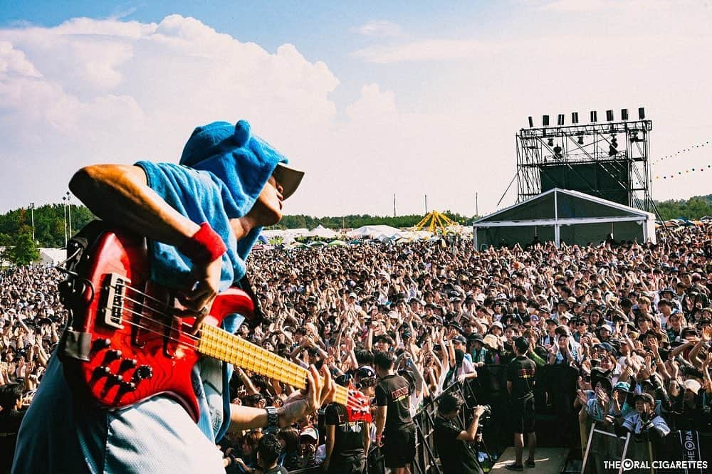 あきらかにあきらのインスタグラム：「THE ORAL CIGARETTESの夏フェスラストは、愛するWILD BUNCH FEST.でした！ 全国の皆様ありがとうございました！少なくしたのになんやかんや沢山出てたな、フェス。 思い出沢山😎 #暑かった #暑い #暑 📸 @shot.row」