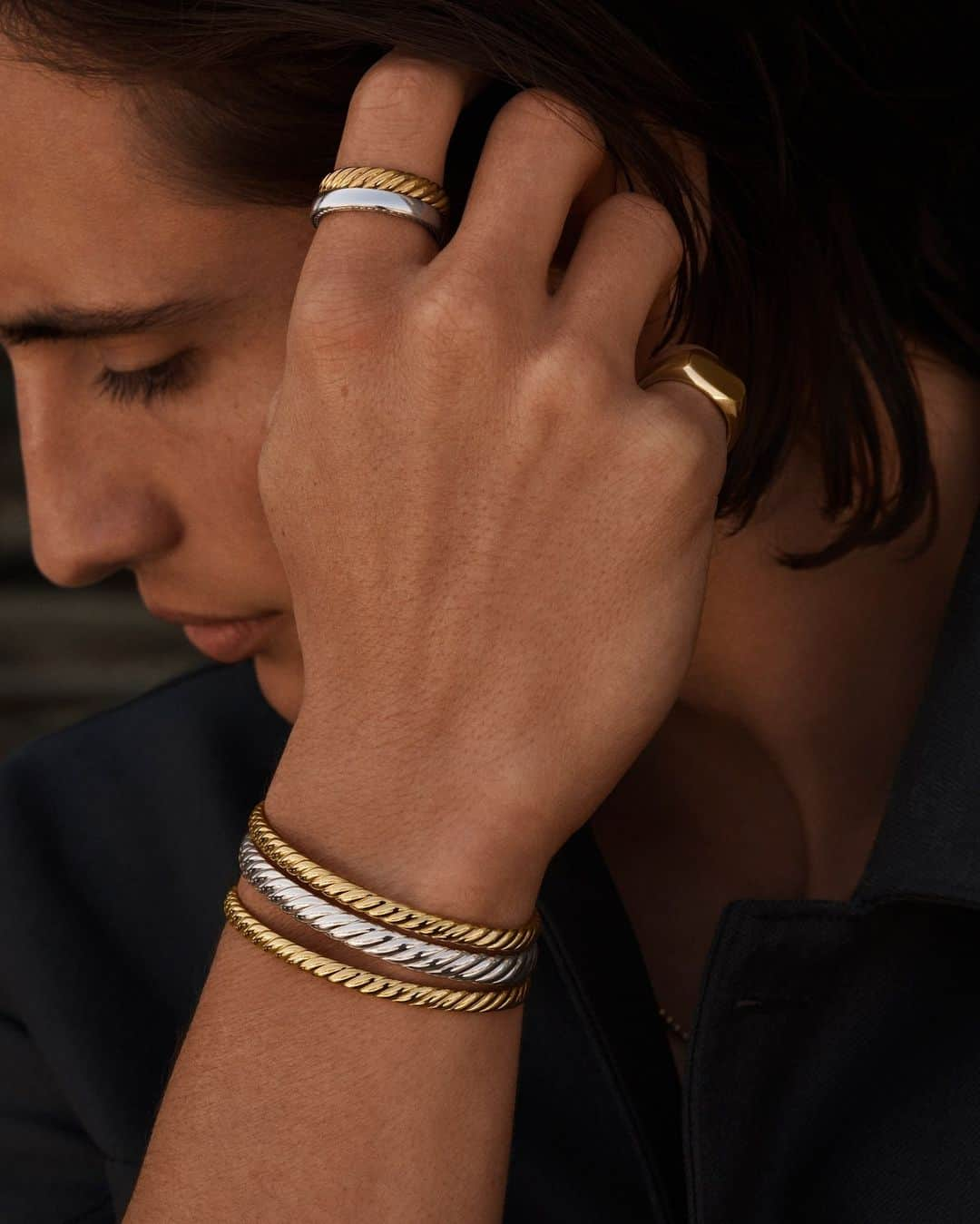 デイビット・ユーマンのインスタグラム：「More is more. The slim silhouettes of our new Sculpted Cable bangles are made to be stacked.   #DavidYurman #DYSculptedCable」