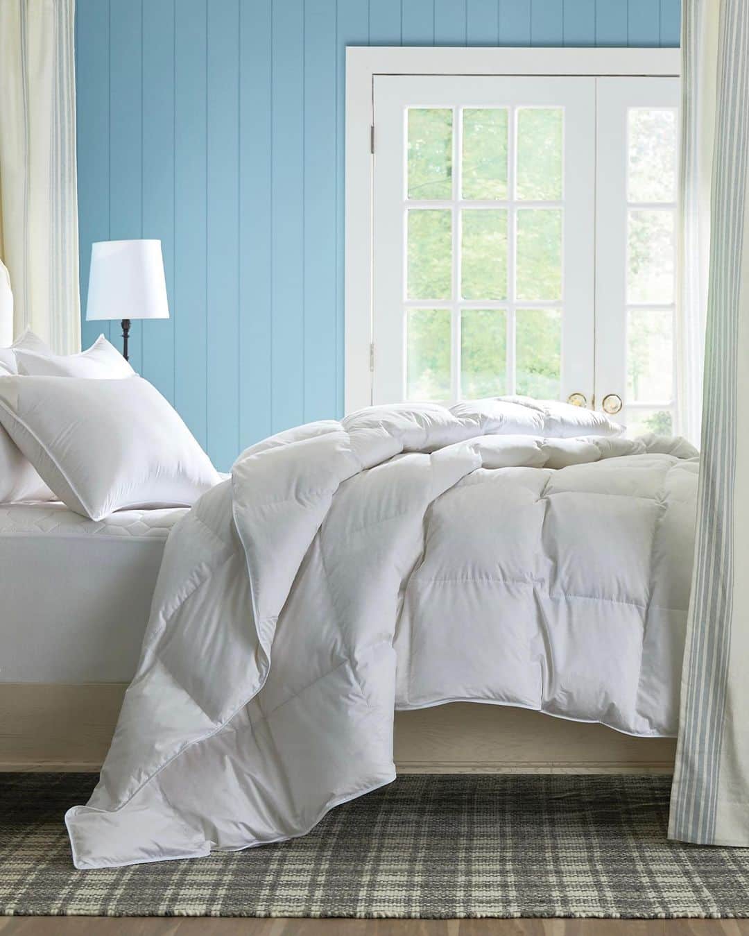 Saks Fifth Avenueのインスタグラム：「The snooze button was built for this bed. ☁️ Tap or head to the link in our bio to shop @scandiahome’s ultra-plush bedding. #Saks」