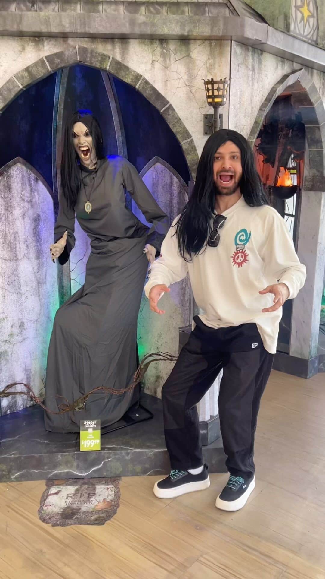 Chadd Smithのインスタグラム：「It’s getting spooky @spirithalloween #animatronic」